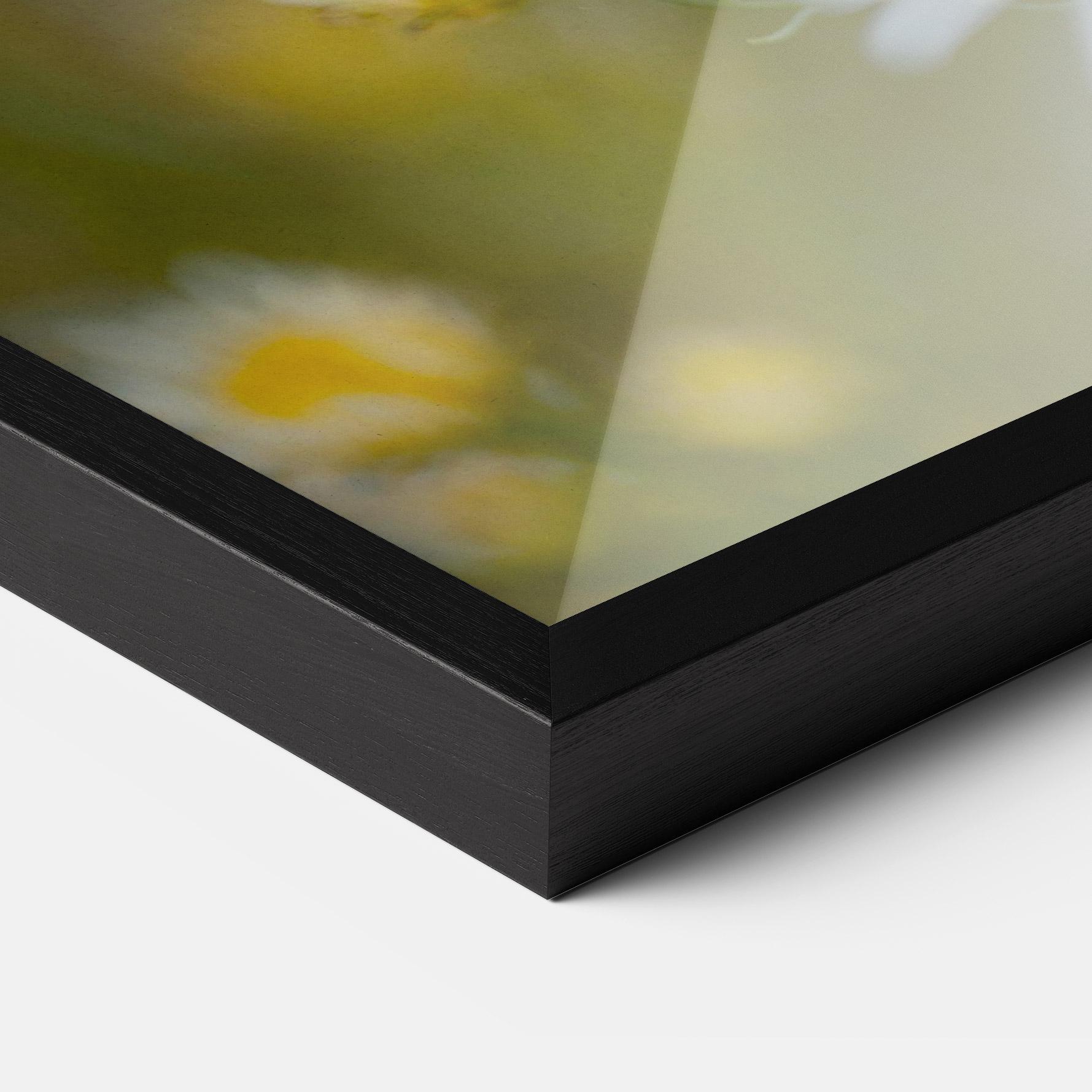 Gerahmte Poster Bug On Small Daisy mockup 3