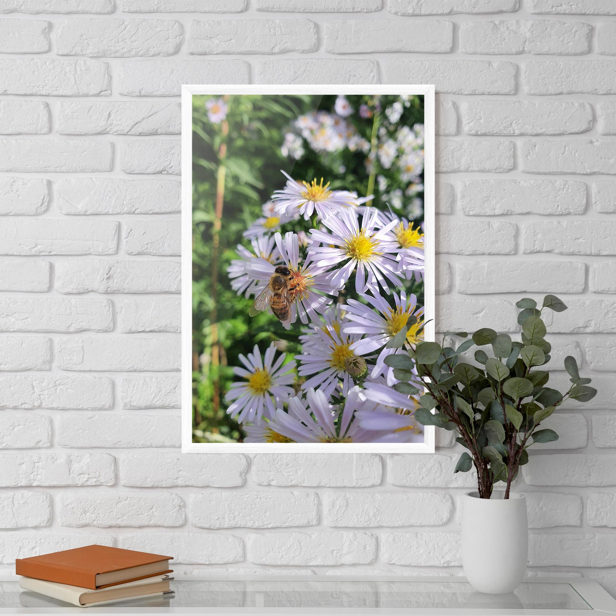 Gerahmte Poster Bee On Light Purple Daisy mockup 5