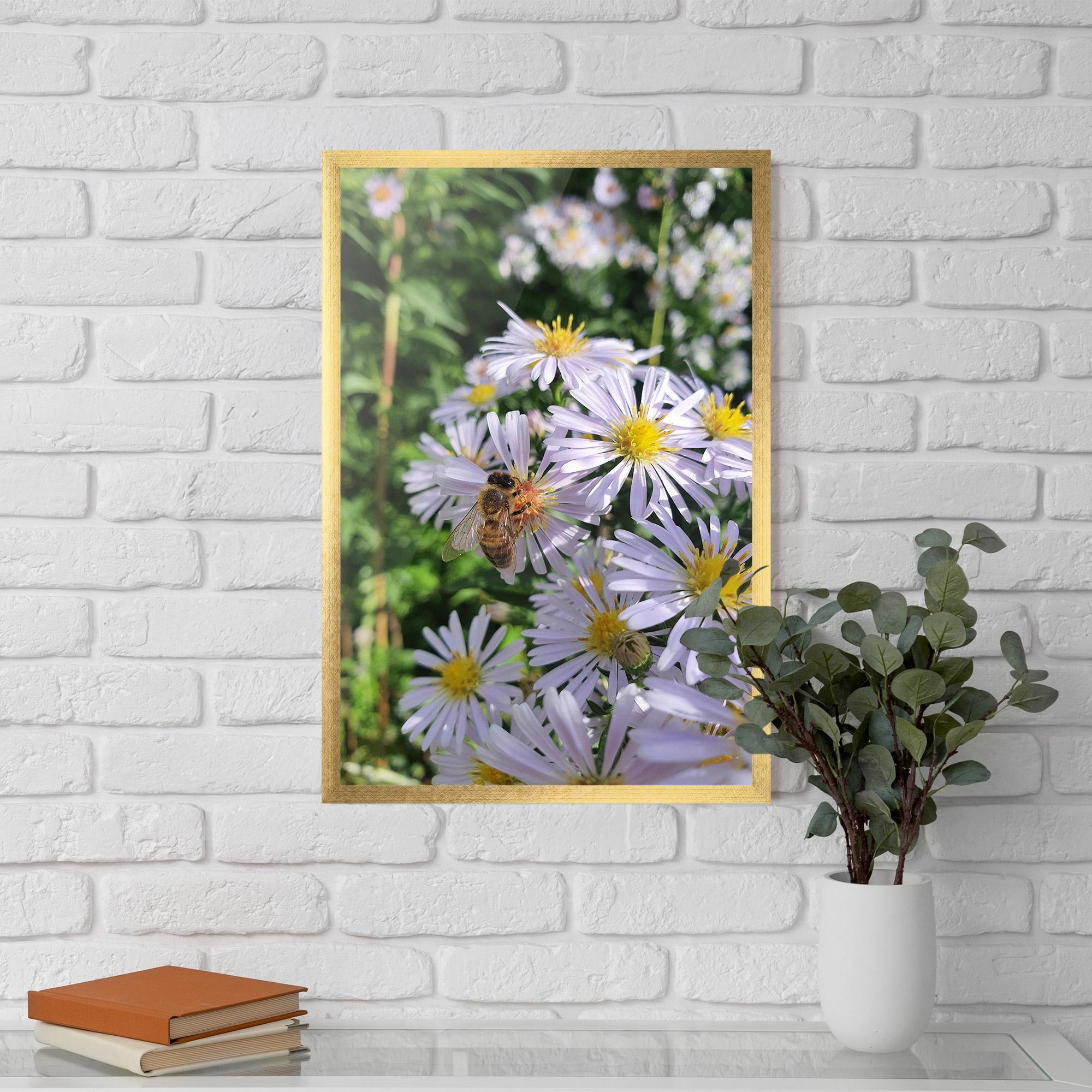 Gerahmte Poster Bee On Light Purple Daisy mockup 5
