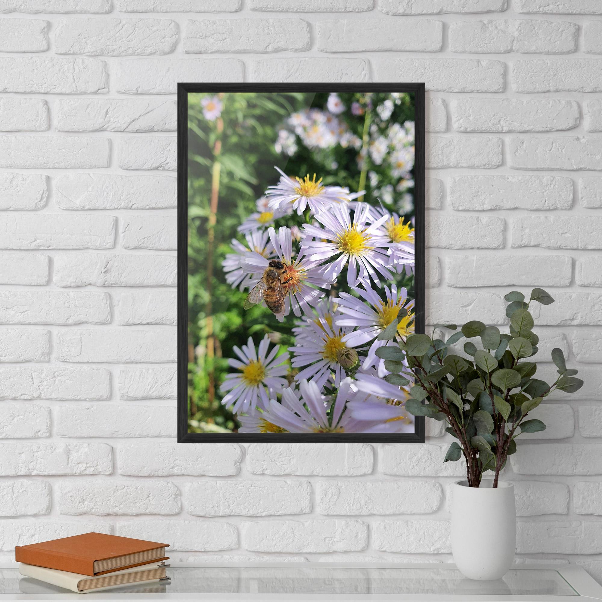 Gerahmte Poster Bee On Light Purple Daisy mockup 5