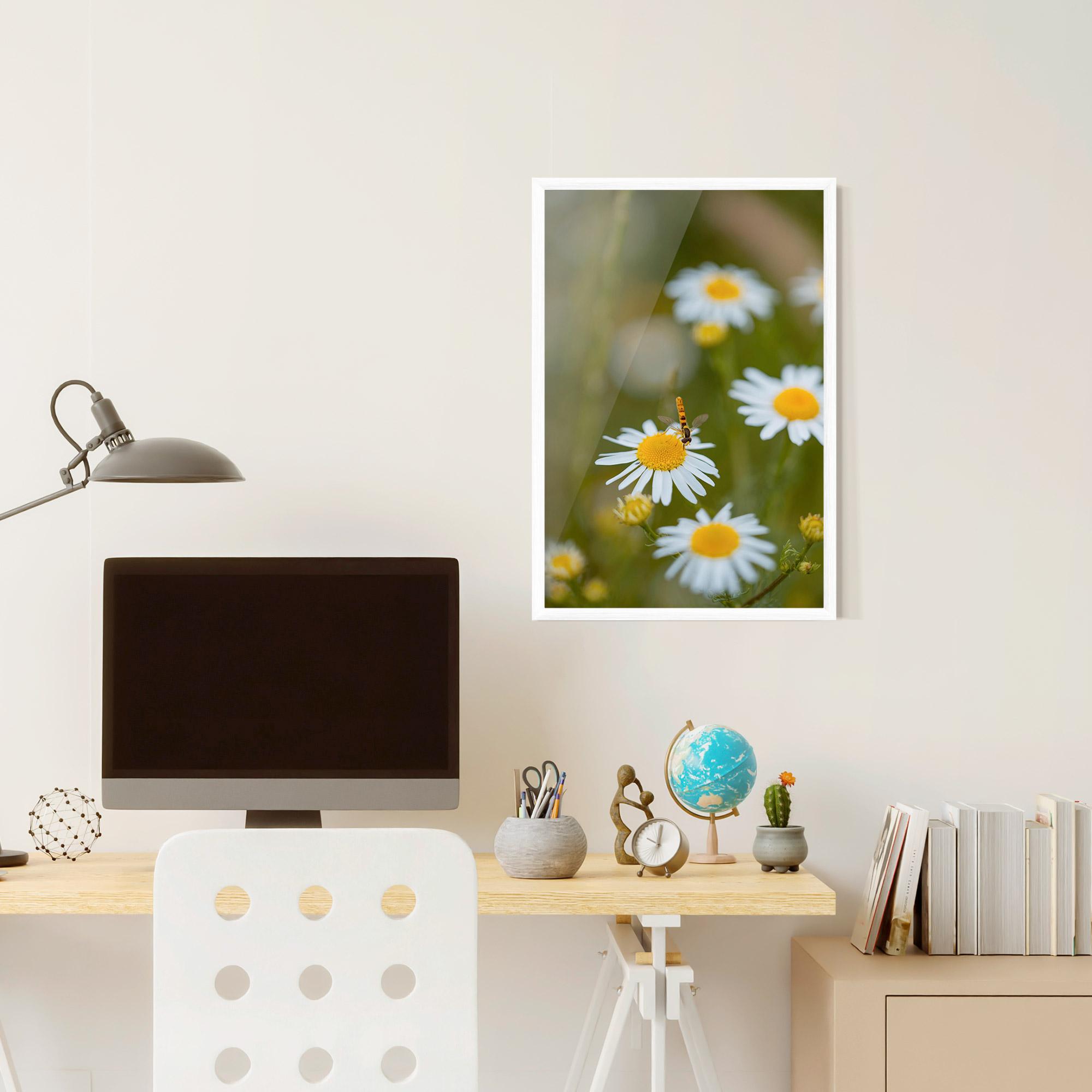Gerahmte Poster Bug On Small Daisy mockup 6