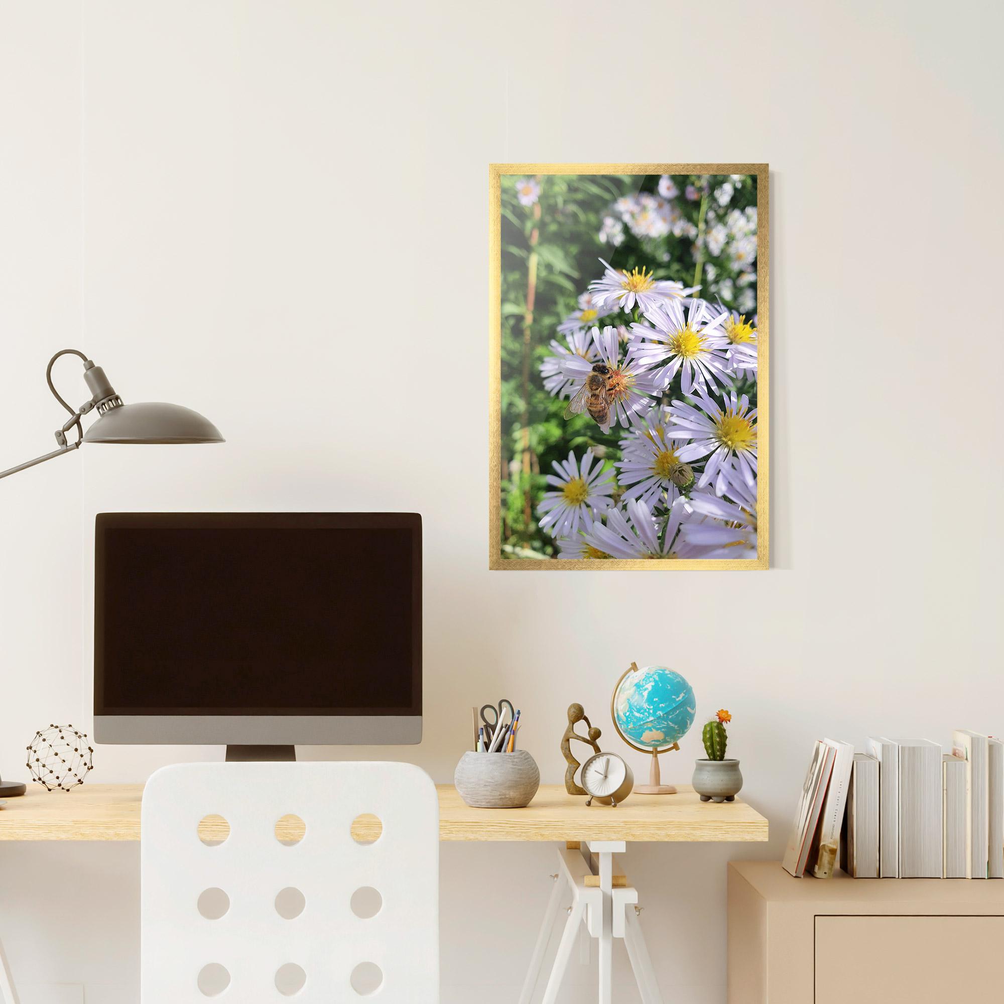 Gerahmte Poster Bee On Light Purple Daisy mockup 6