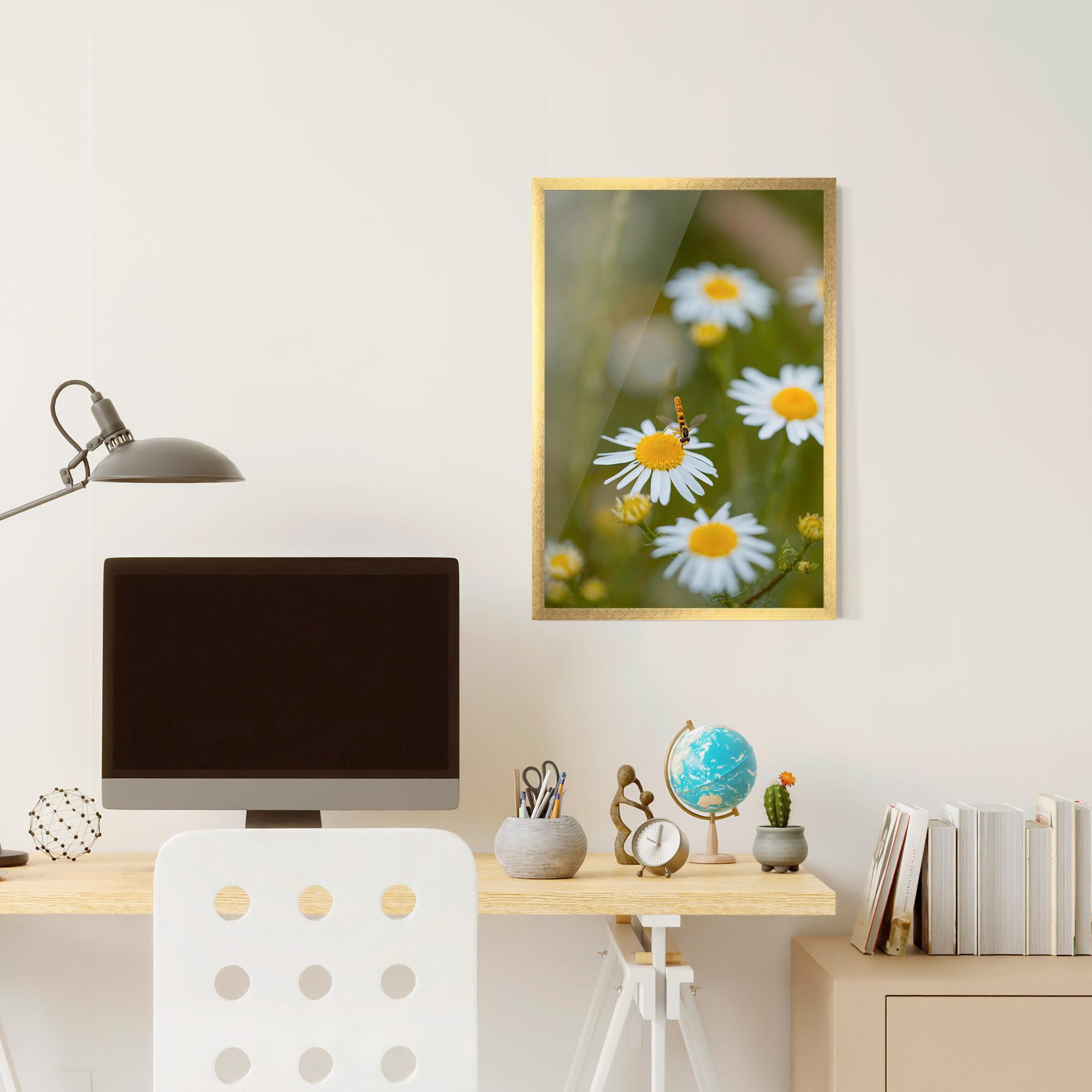 Gerahmte Poster Bug On Small Daisy mockup 6
