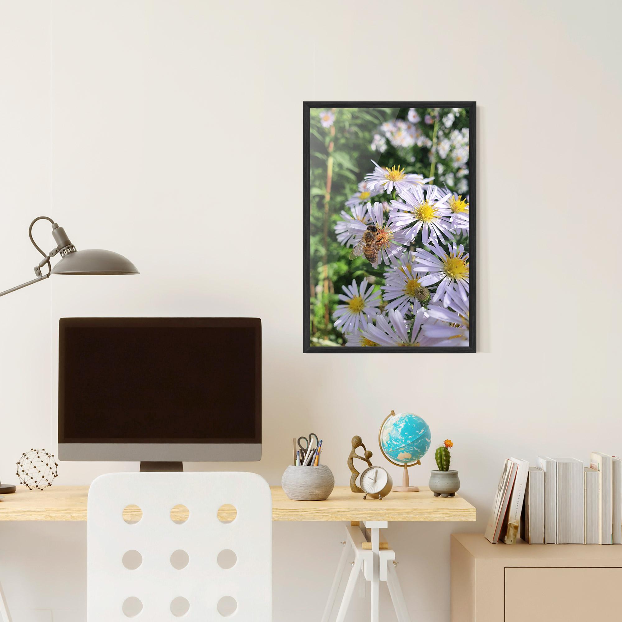 Gerahmte Poster Bee On Light Purple Daisy mockup 6