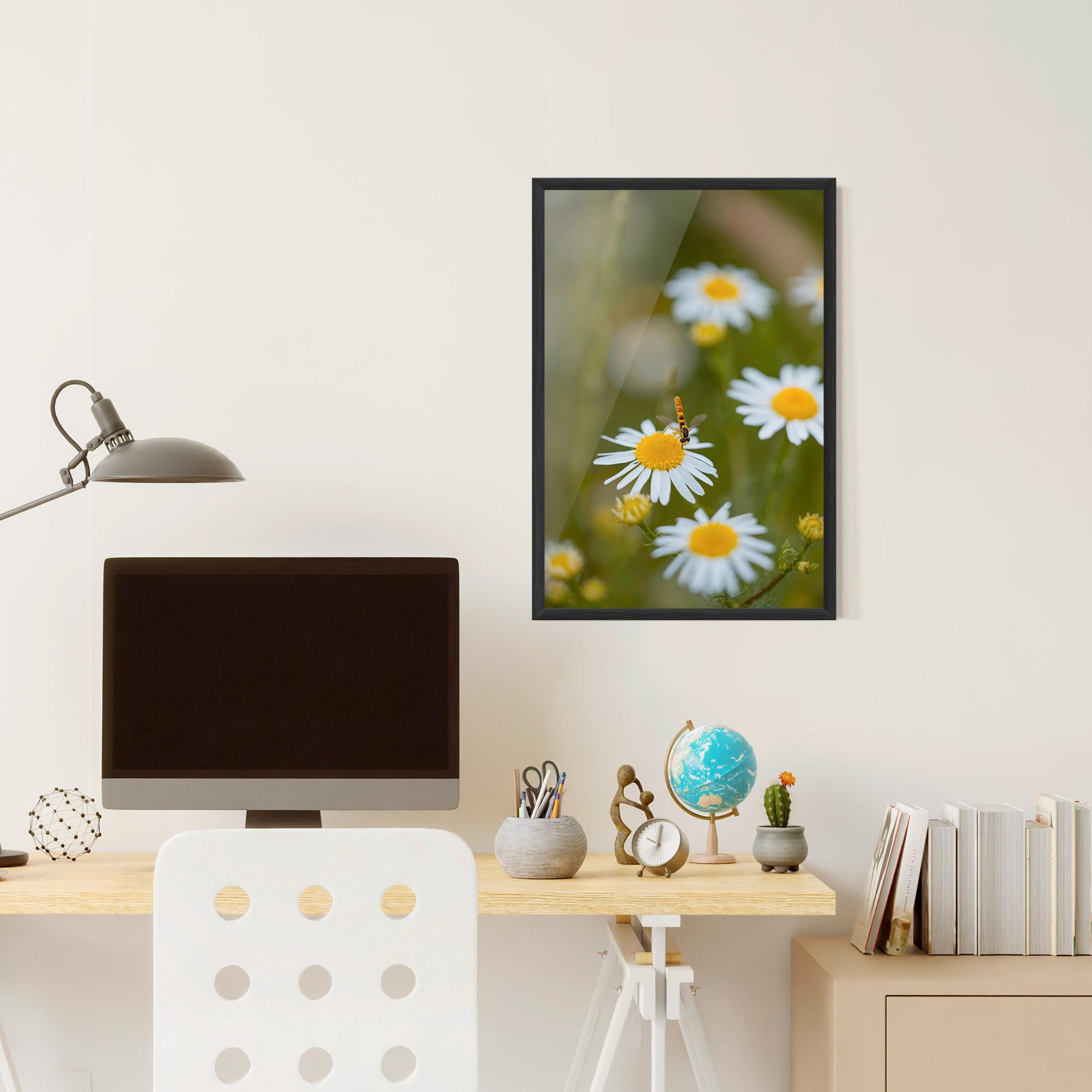 Gerahmte Poster Bug On Small Daisy mockup 6