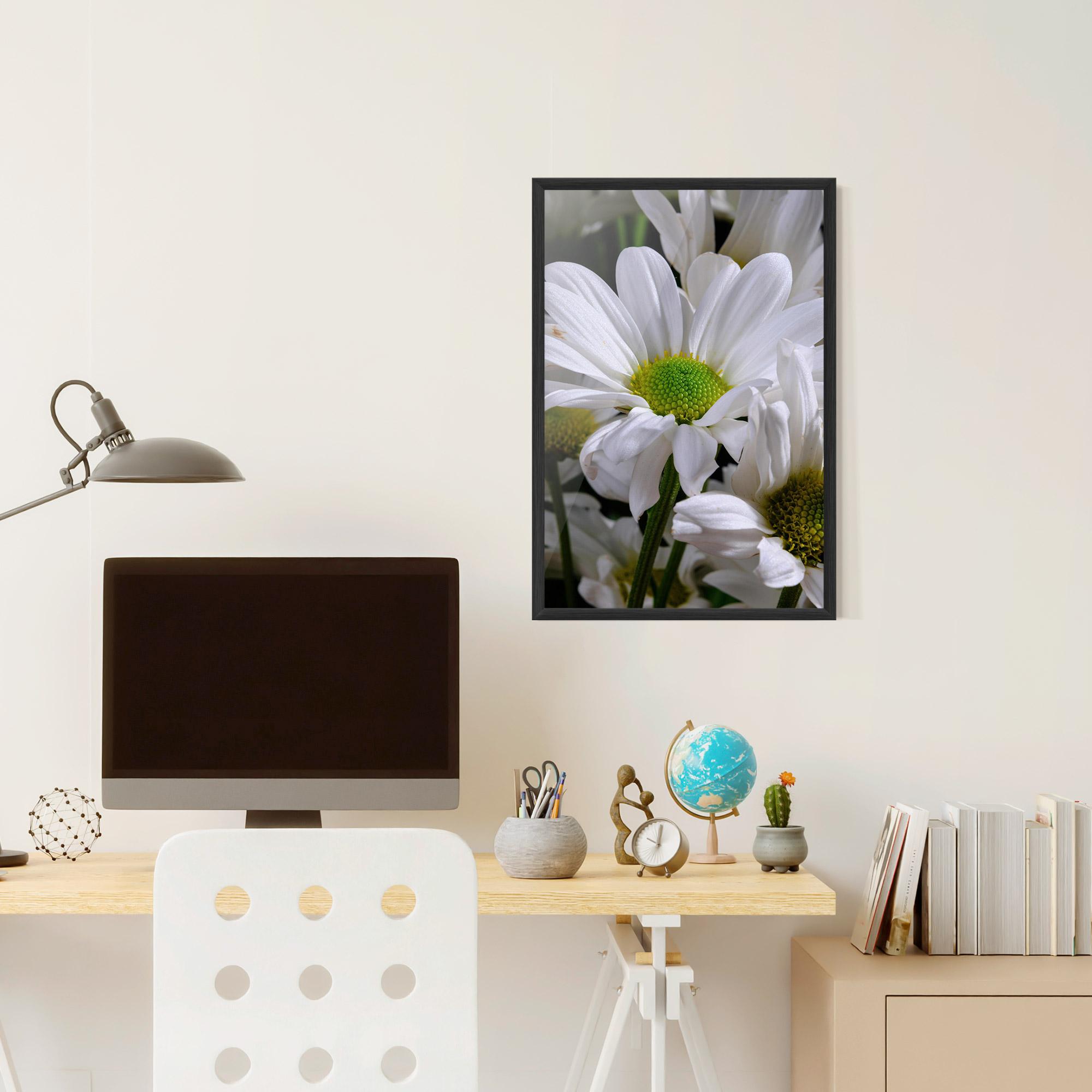 Gerahmte Poster Green Middle Daisy View mockup 6