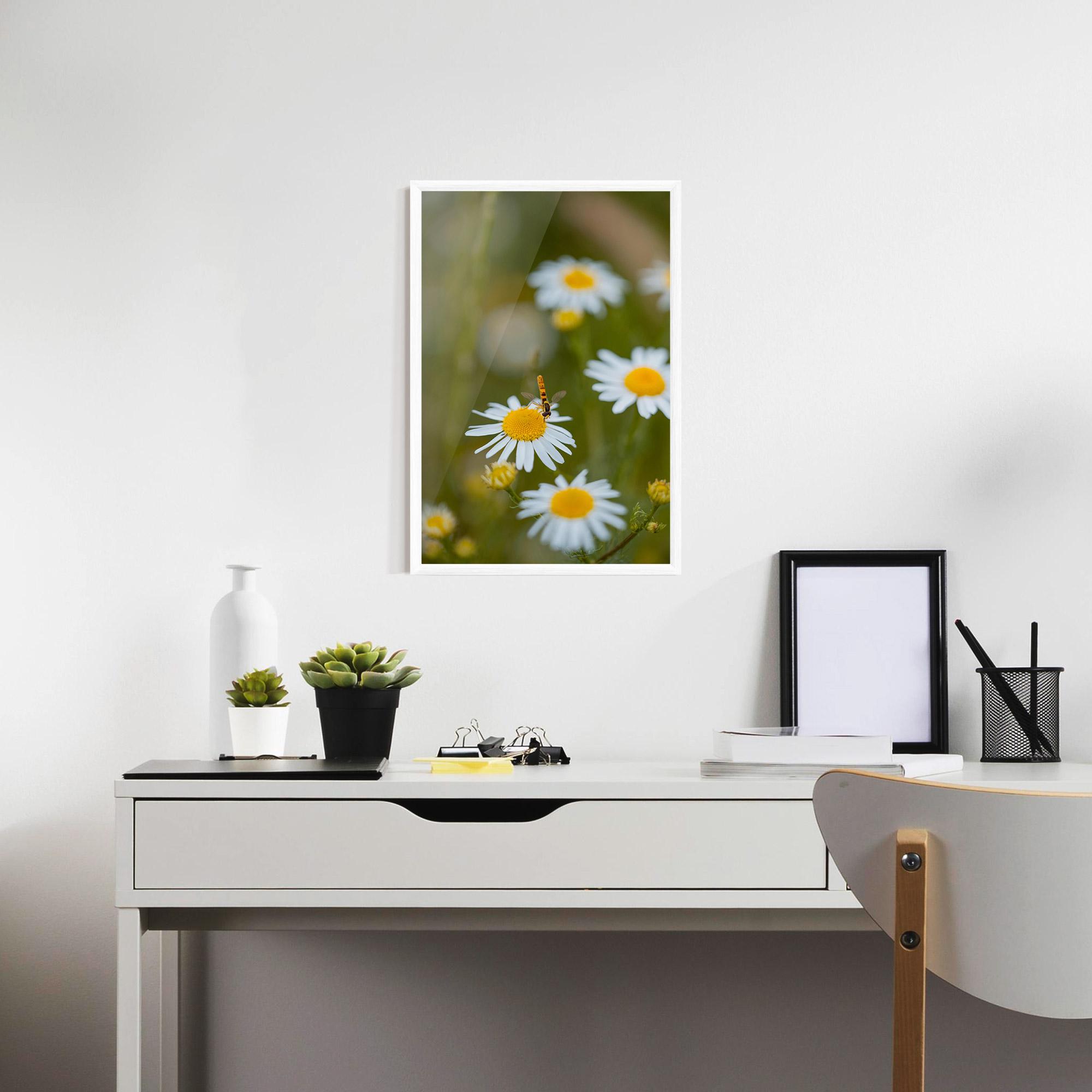 Gerahmte Poster Bug On Small Daisy mockup 7