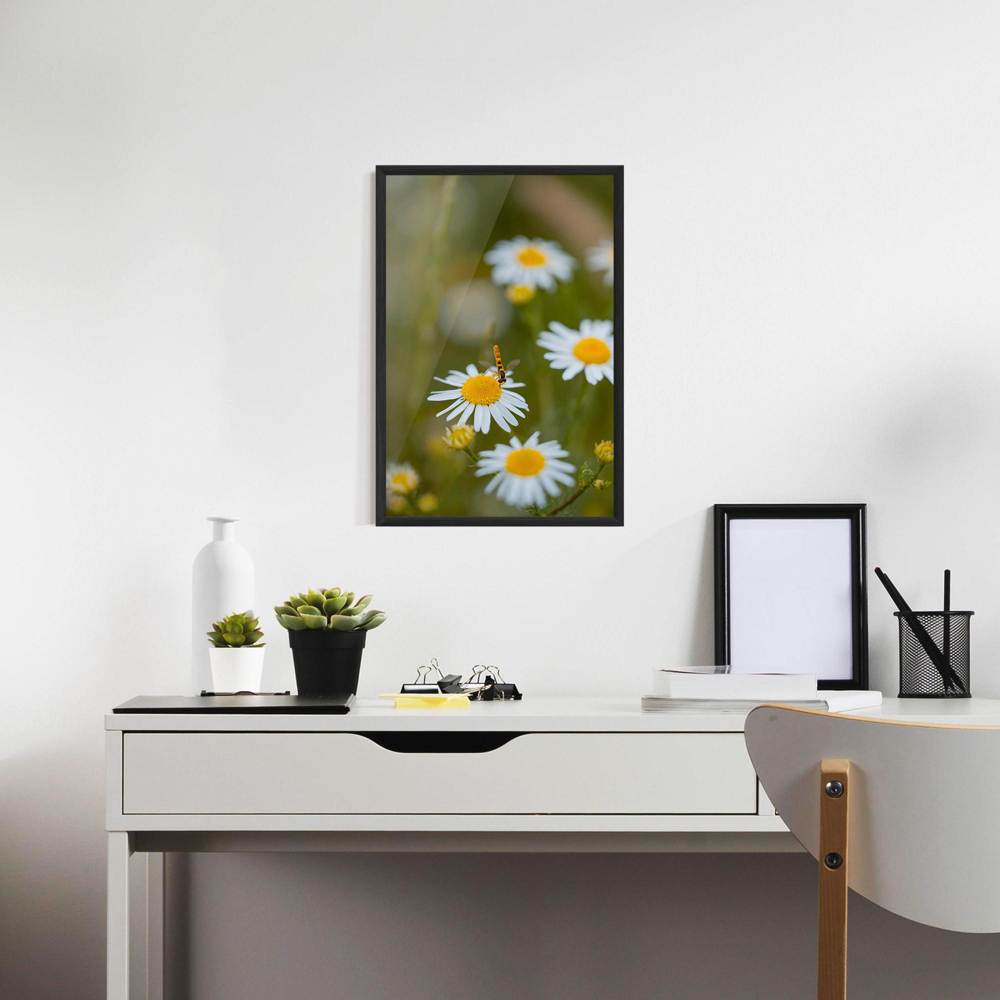 Gerahmte Poster Bug On Small Daisy mockup 7