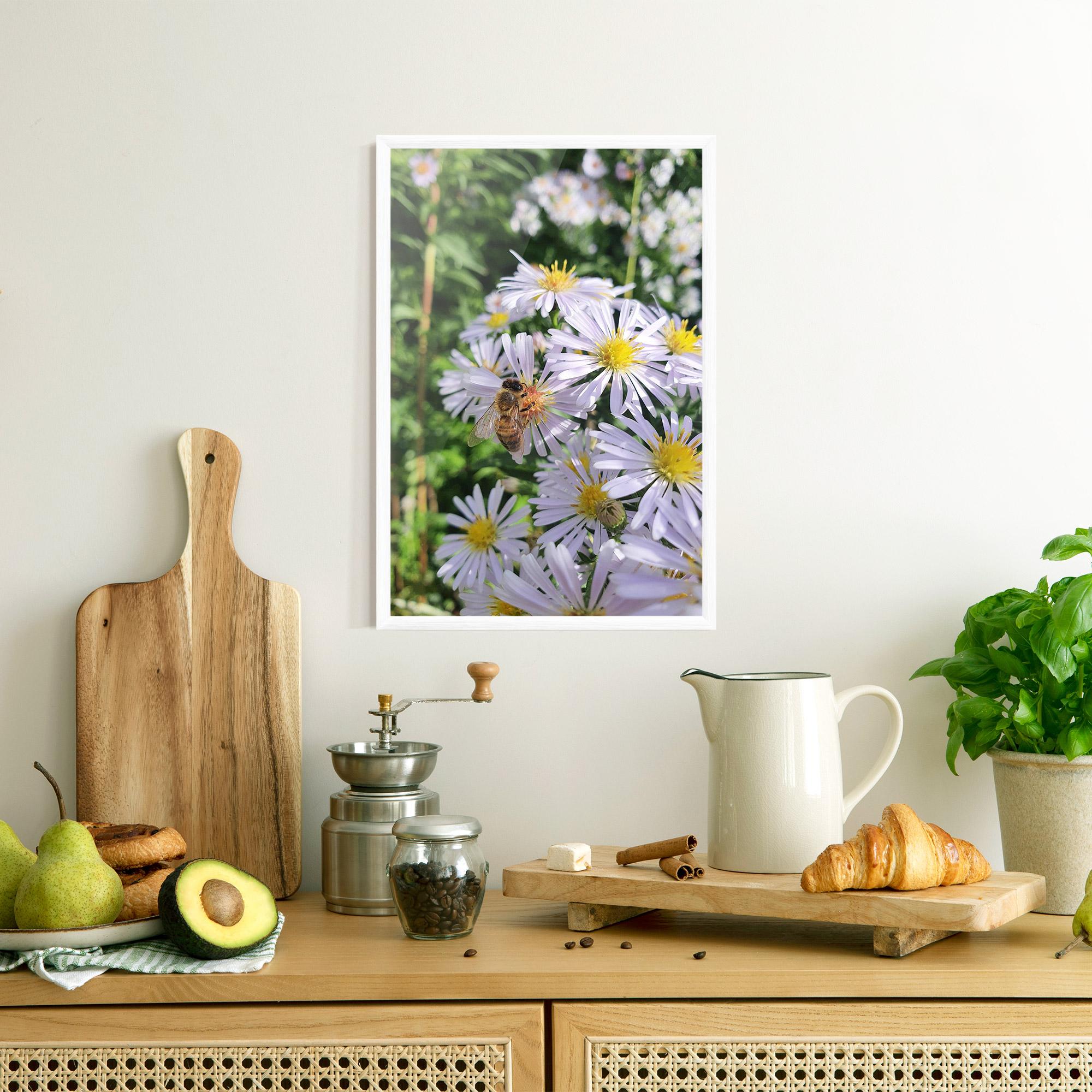 Gerahmte Poster Bee On Light Purple Daisy mockup 8