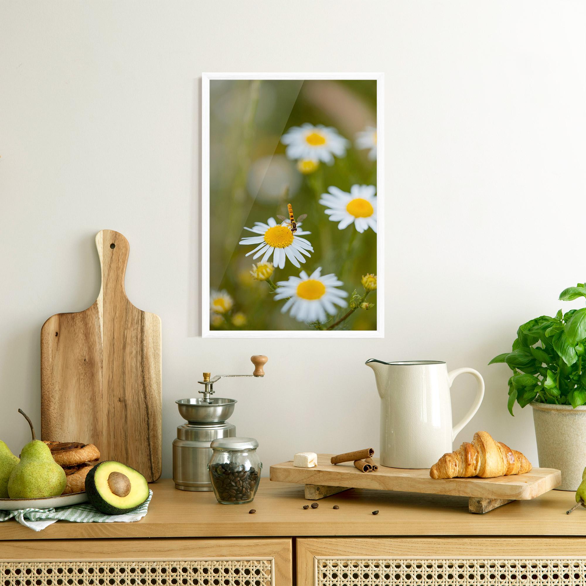 Gerahmte Poster Bug On Small Daisy mockup 8