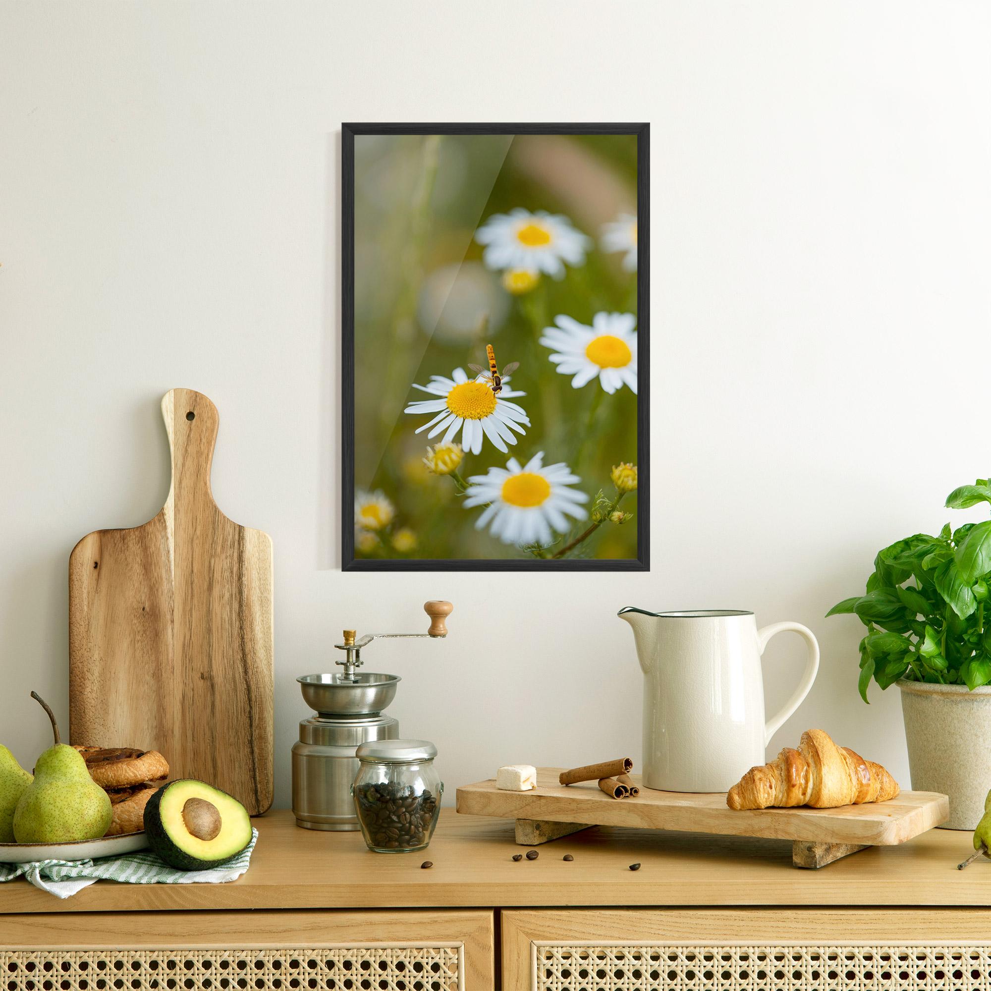 Gerahmte Poster Bug On Small Daisy mockup 8