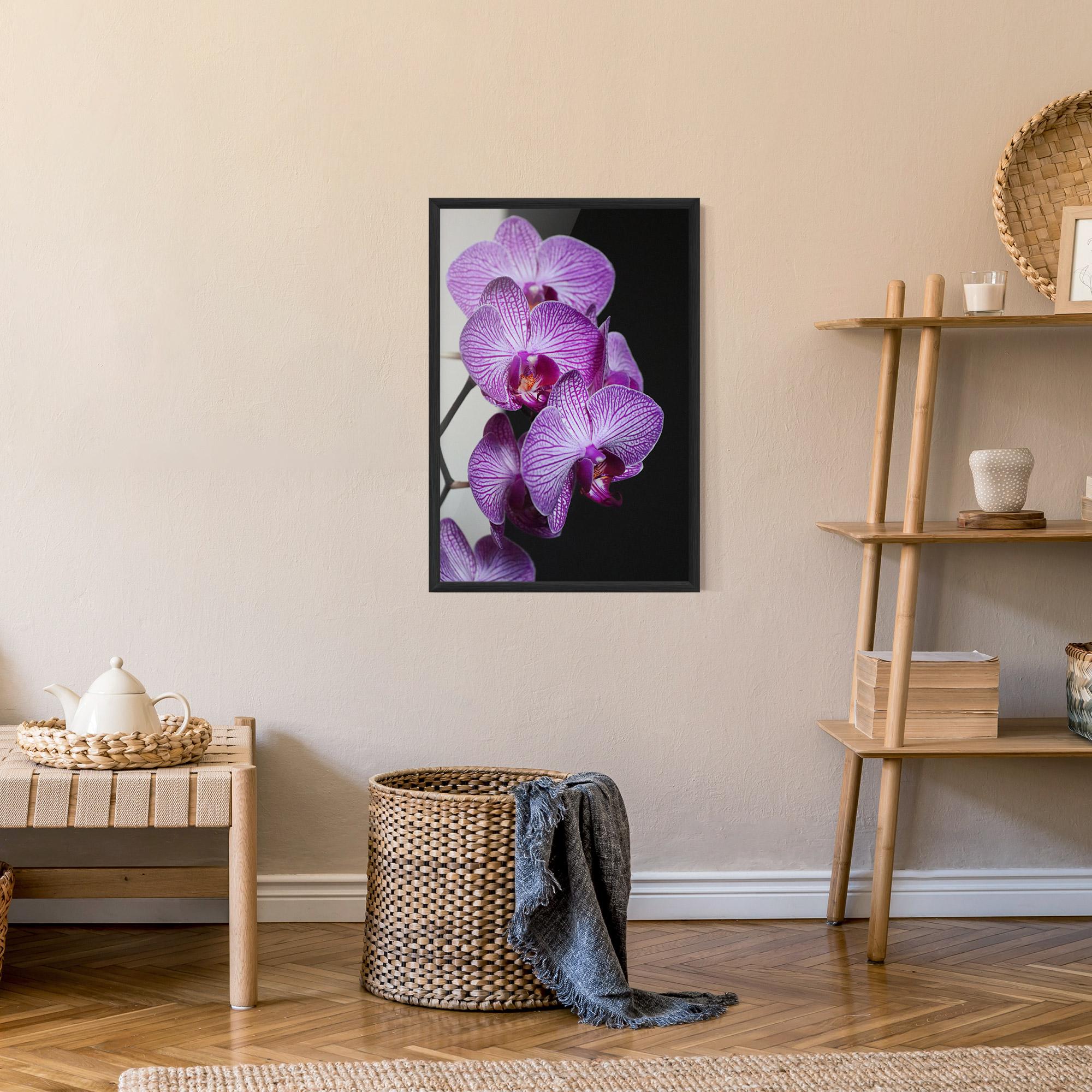 Gerahmte Poster Purple Orchid On Black mockup 9