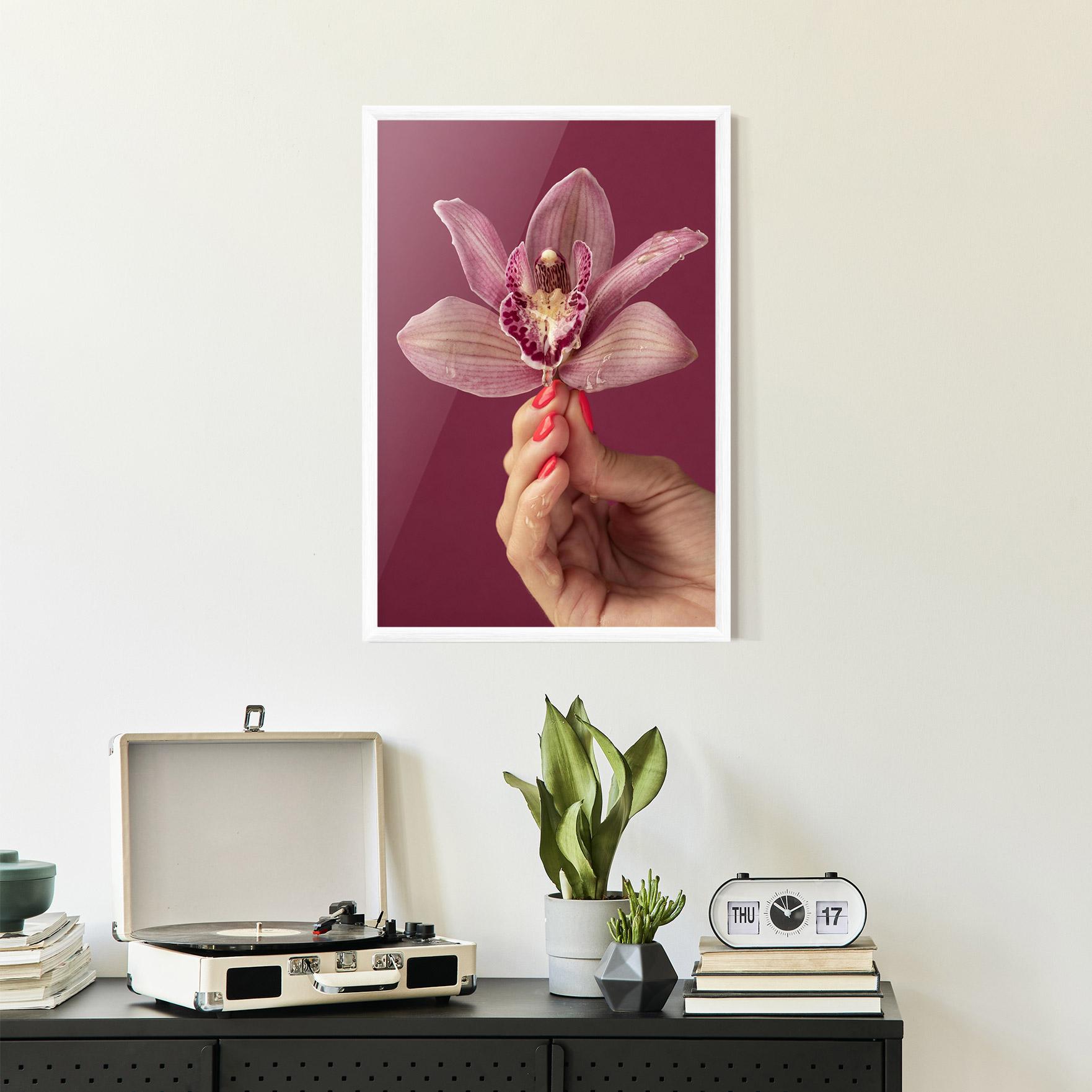 Gerahmte Poster Orchid Holding mockup 2
