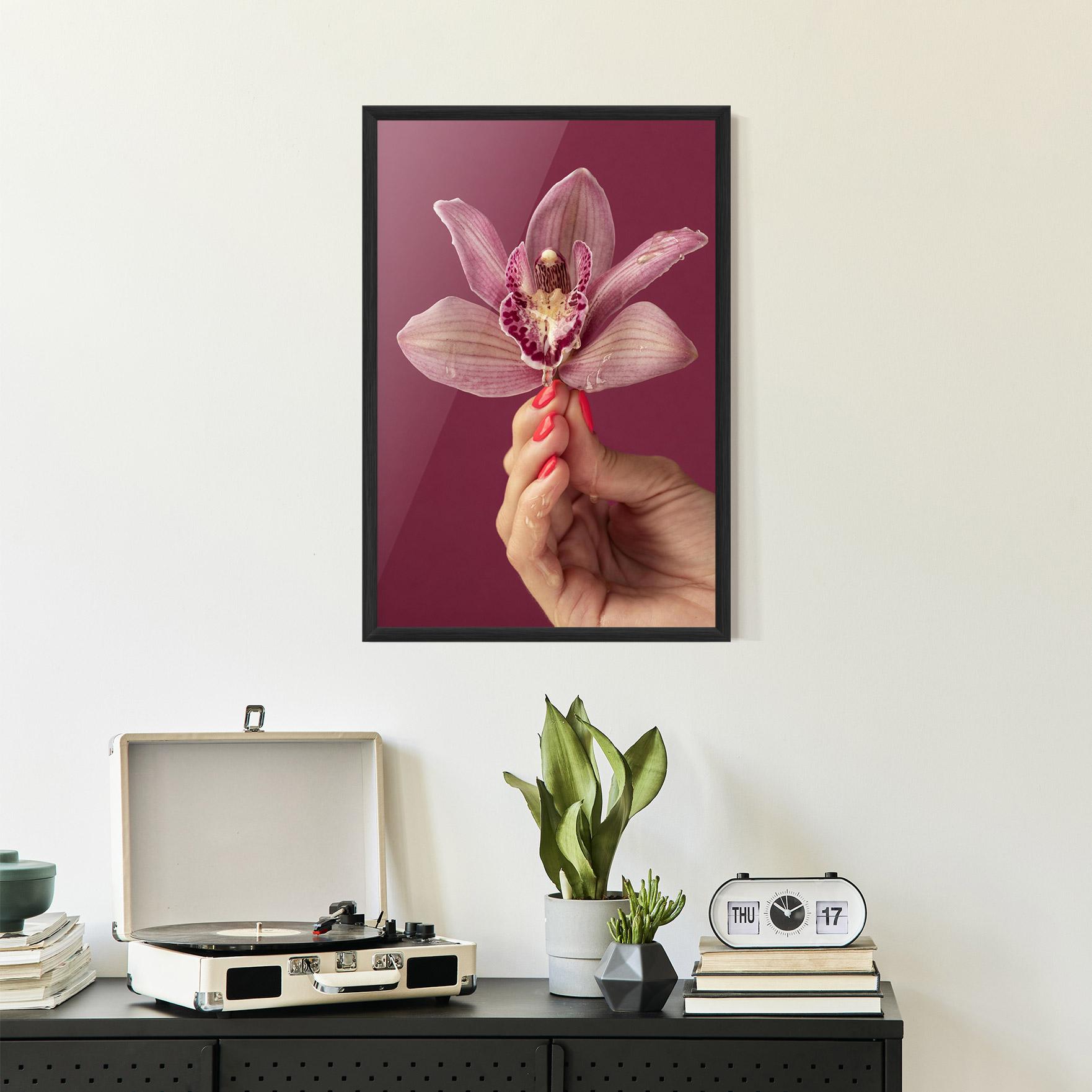 Gerahmte Poster Orchid Holding mockup 2