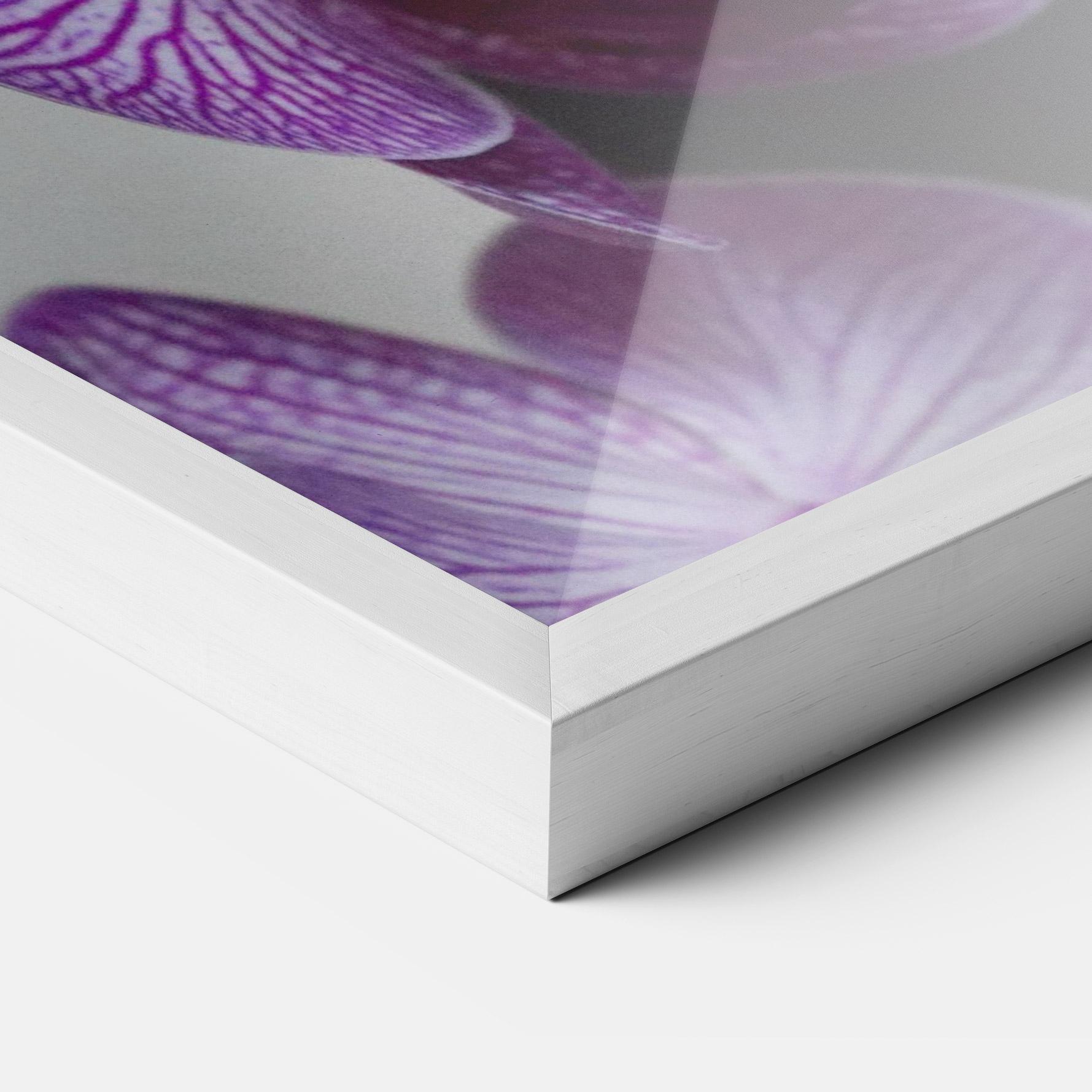 Gerahmte Poster Purple Orchid On Black mockup 3