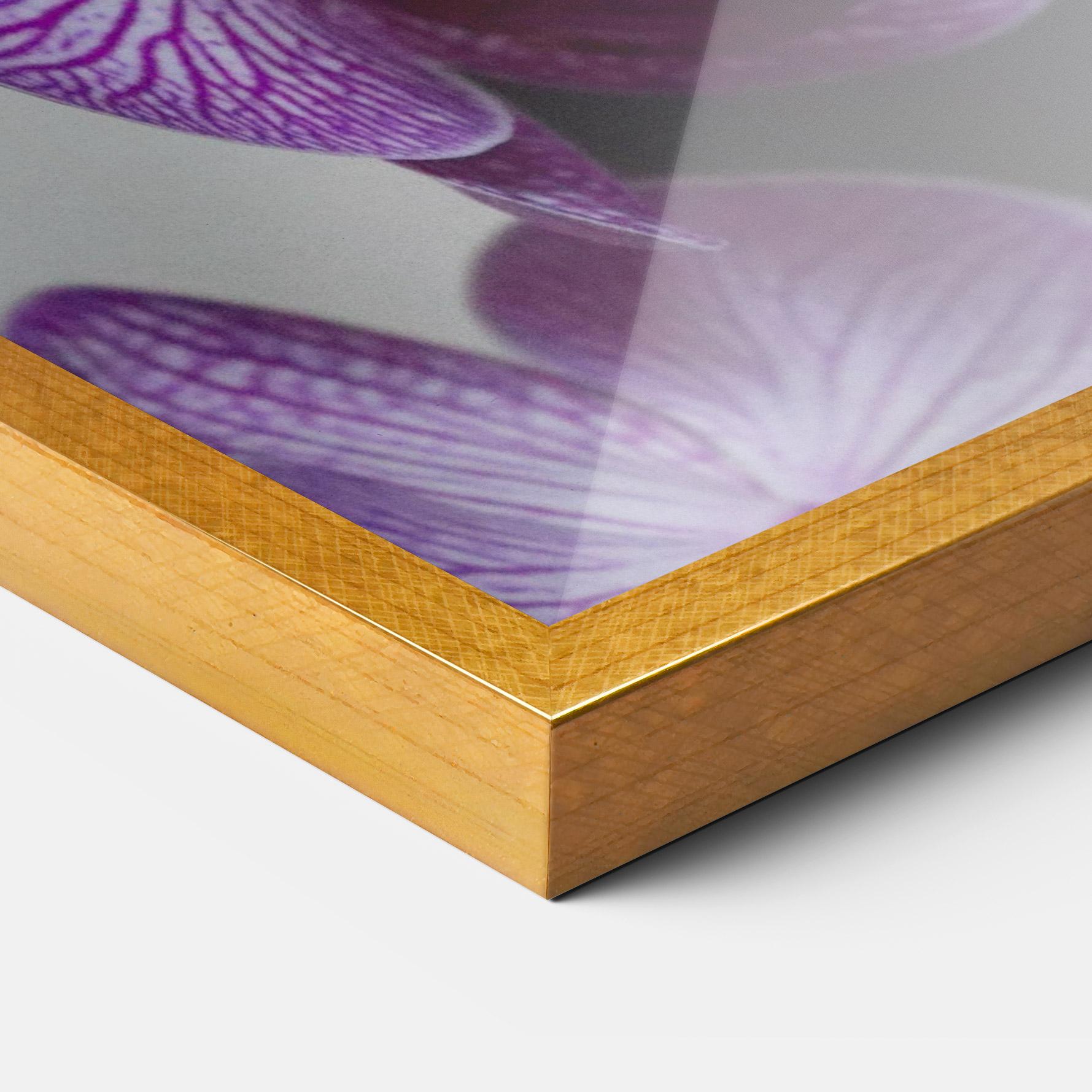 Gerahmte Poster Purple Orchid On Black mockup 3