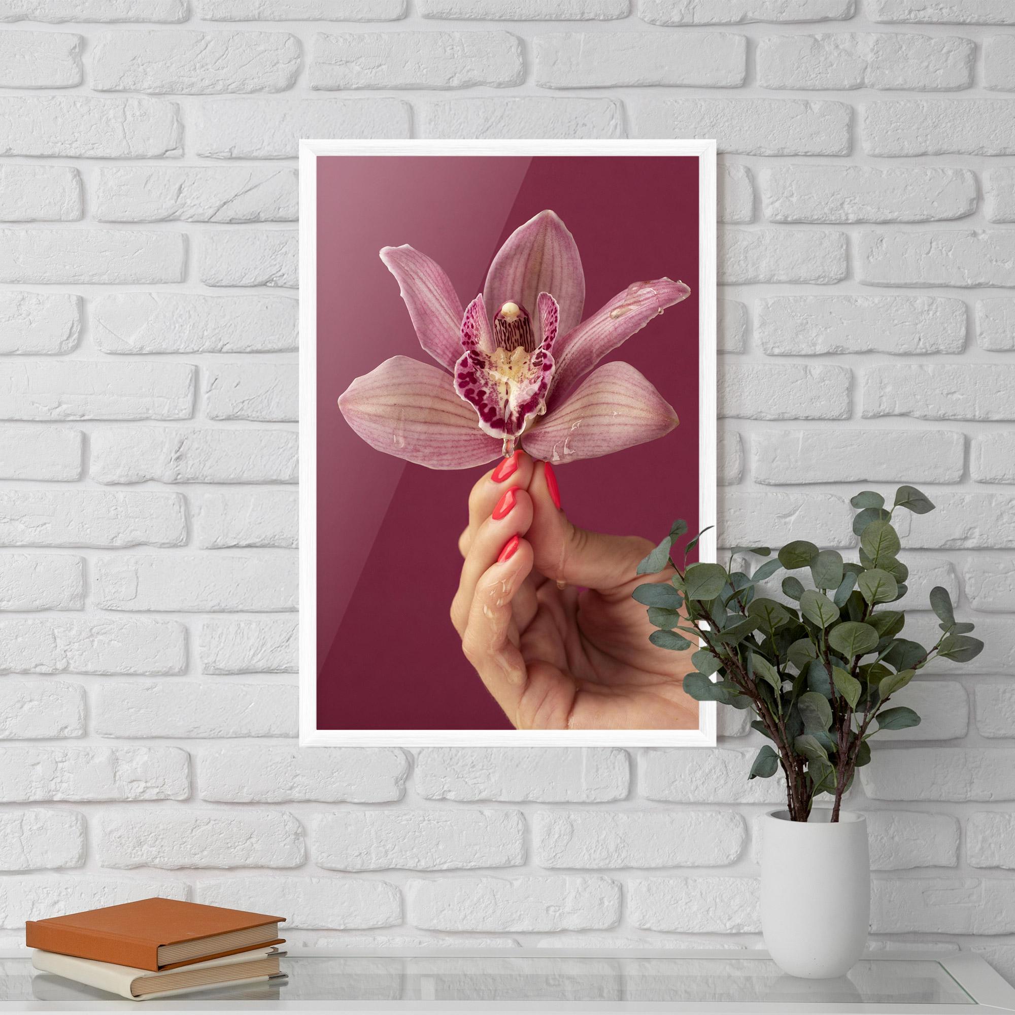 Gerahmte Poster Orchid Holding mockup 5