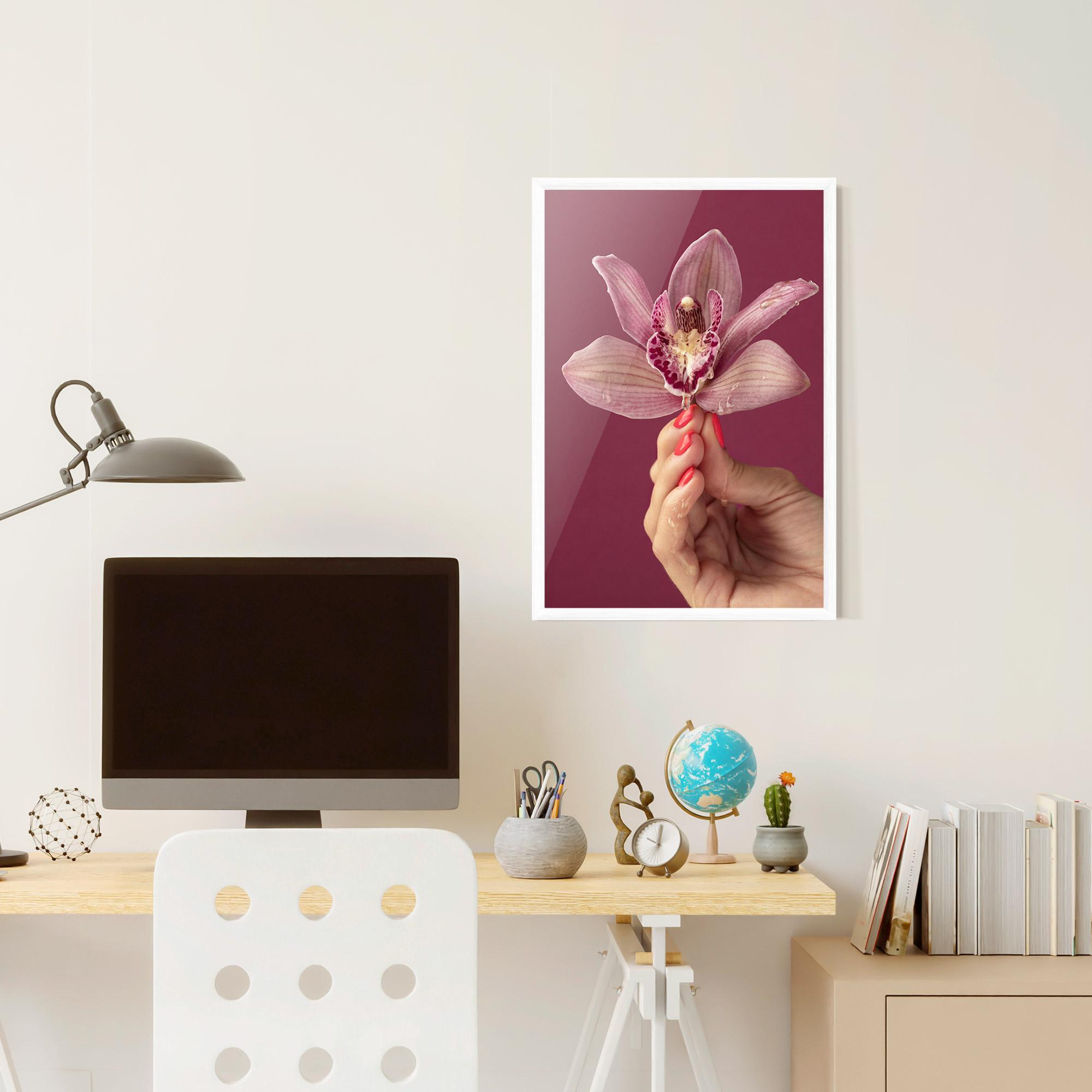 Gerahmte Poster Orchid Holding mockup 6
