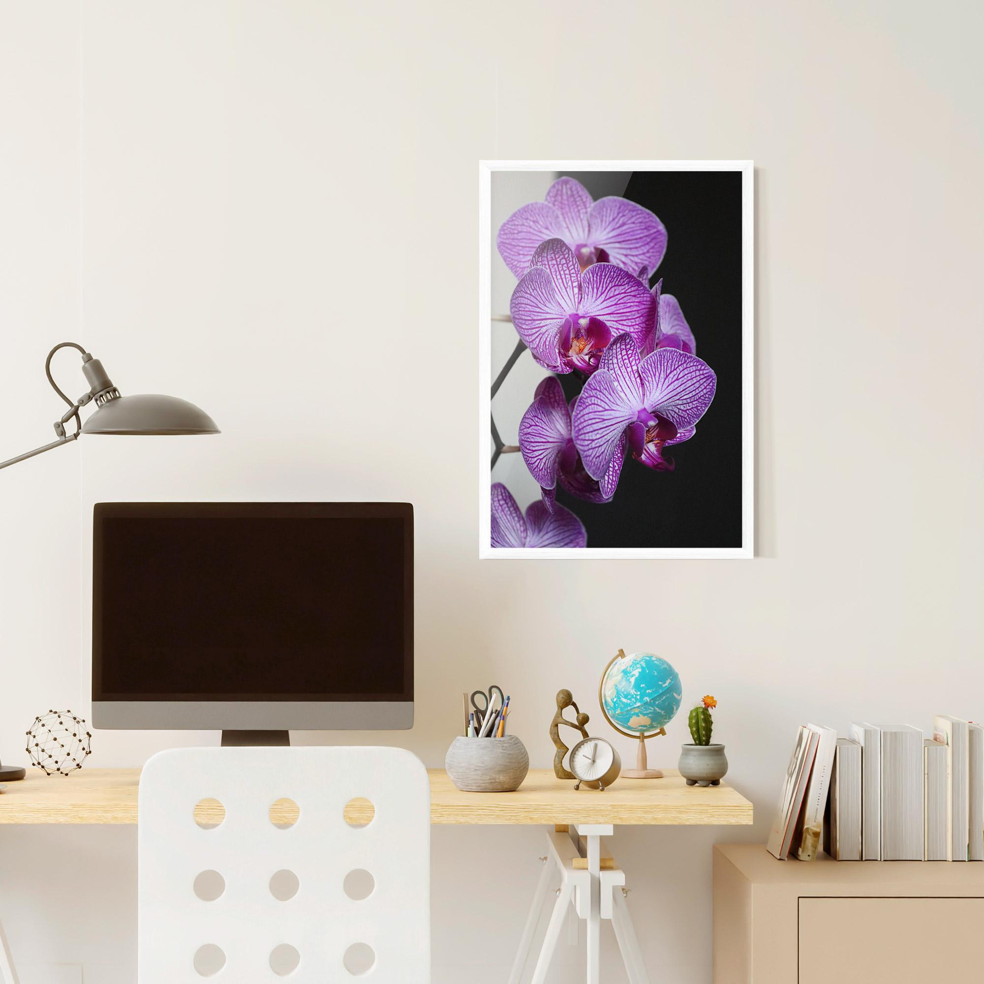 Gerahmte Poster Purple Orchid On Black mockup 6