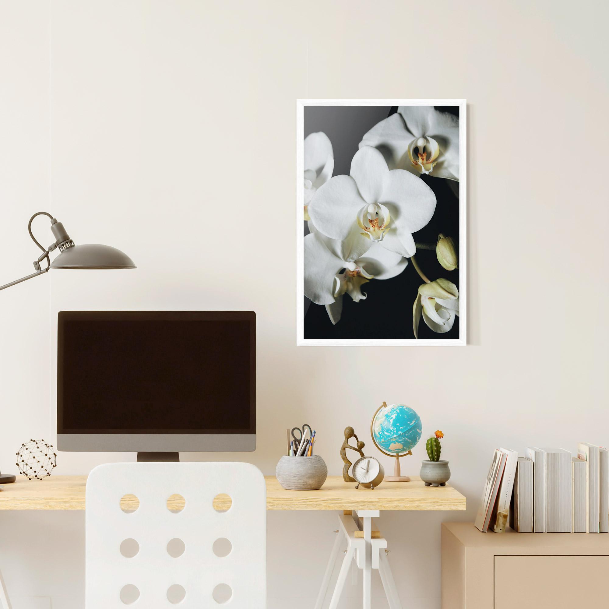 Gerahmte Poster White Orchid On Black mockup 6