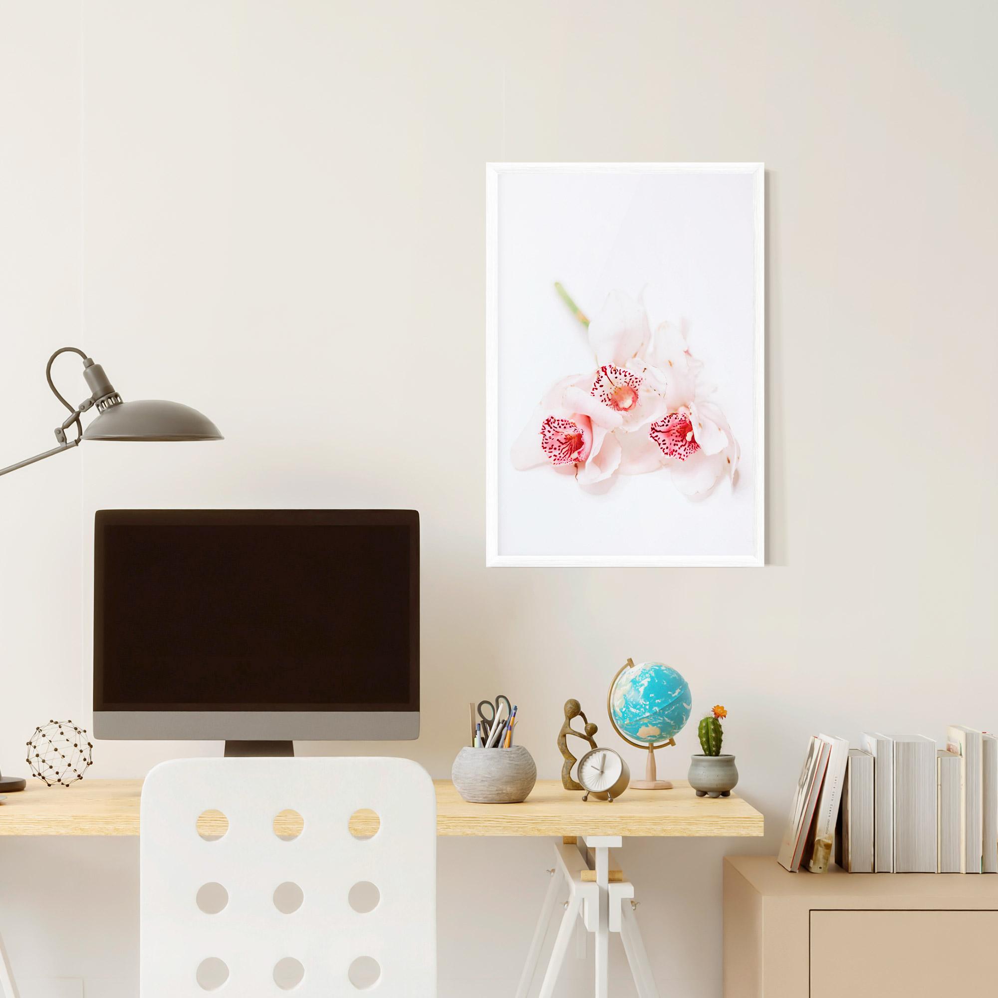 Gerahmte Poster White Orchid With Pink mockup 6