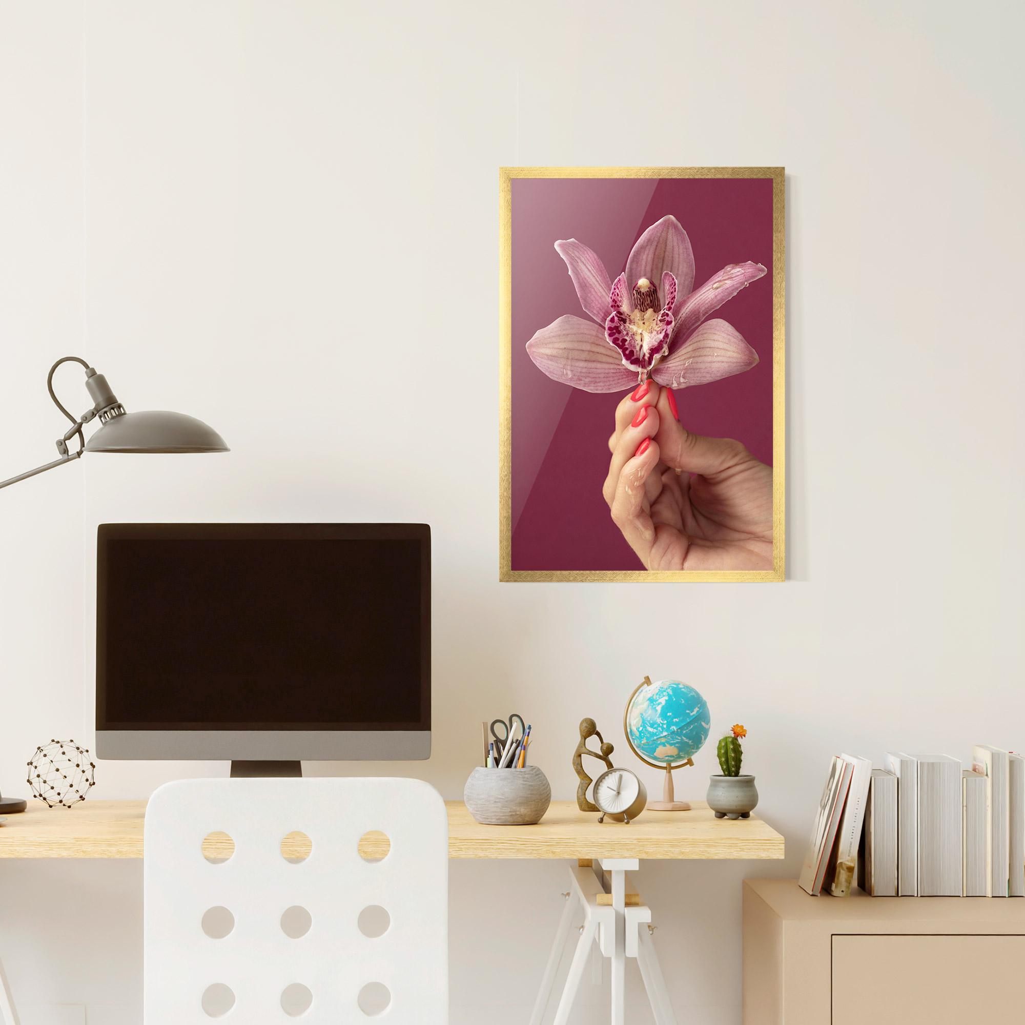 Gerahmte Poster Orchid Holding mockup 6