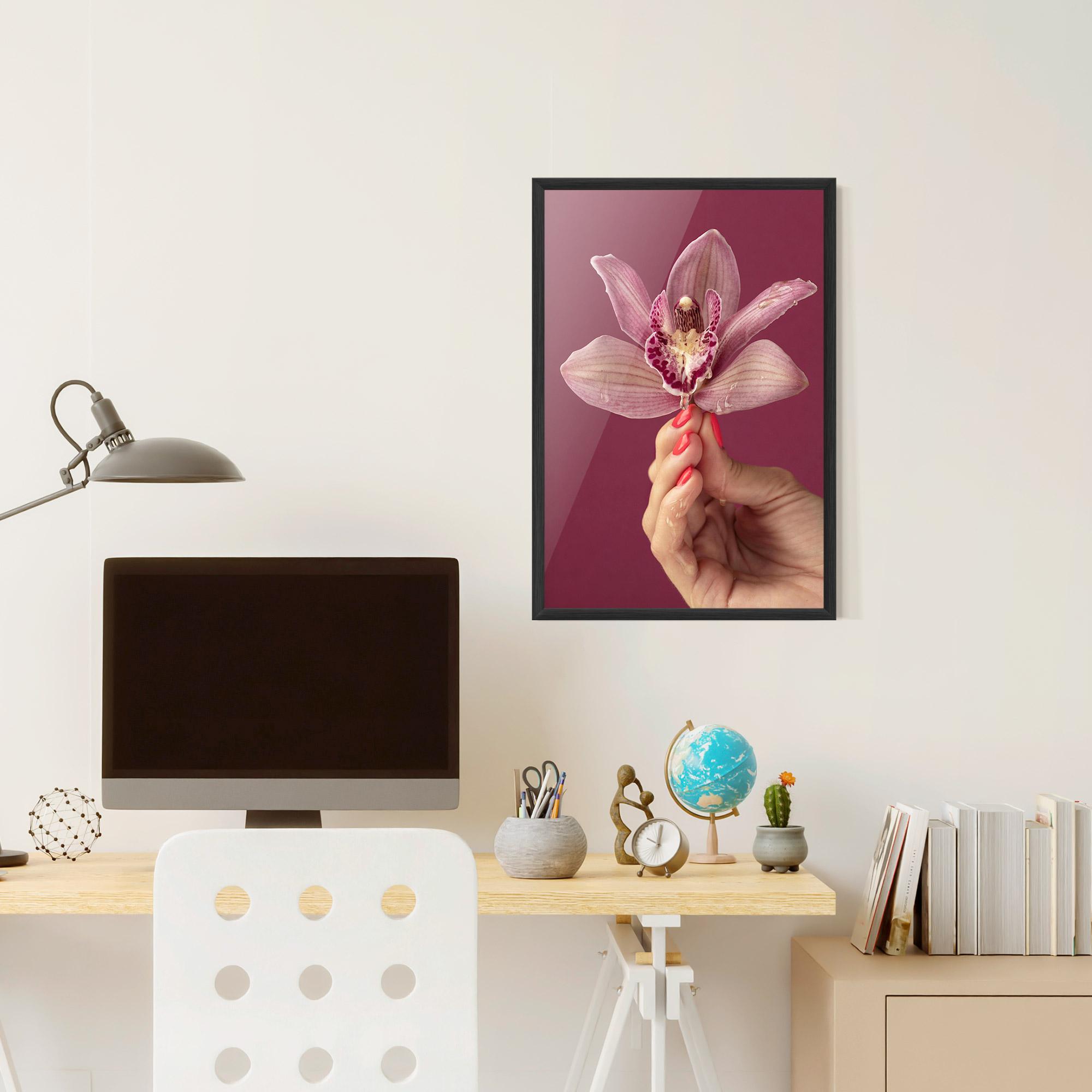 Gerahmte Poster Orchid Holding mockup 6