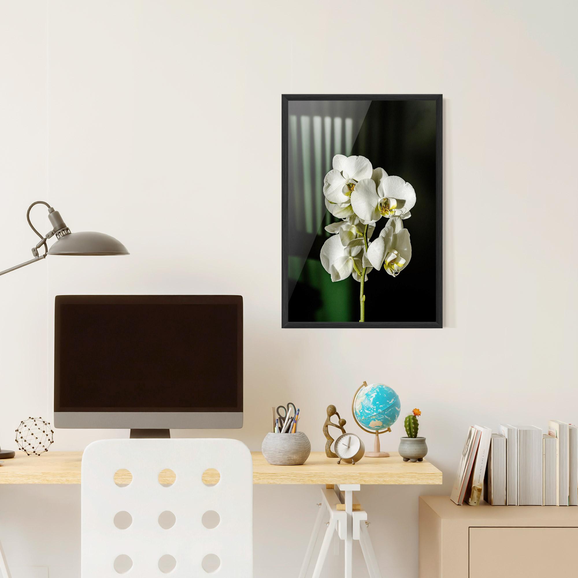 Gerahmte Poster Orchid On Green mockup 6
