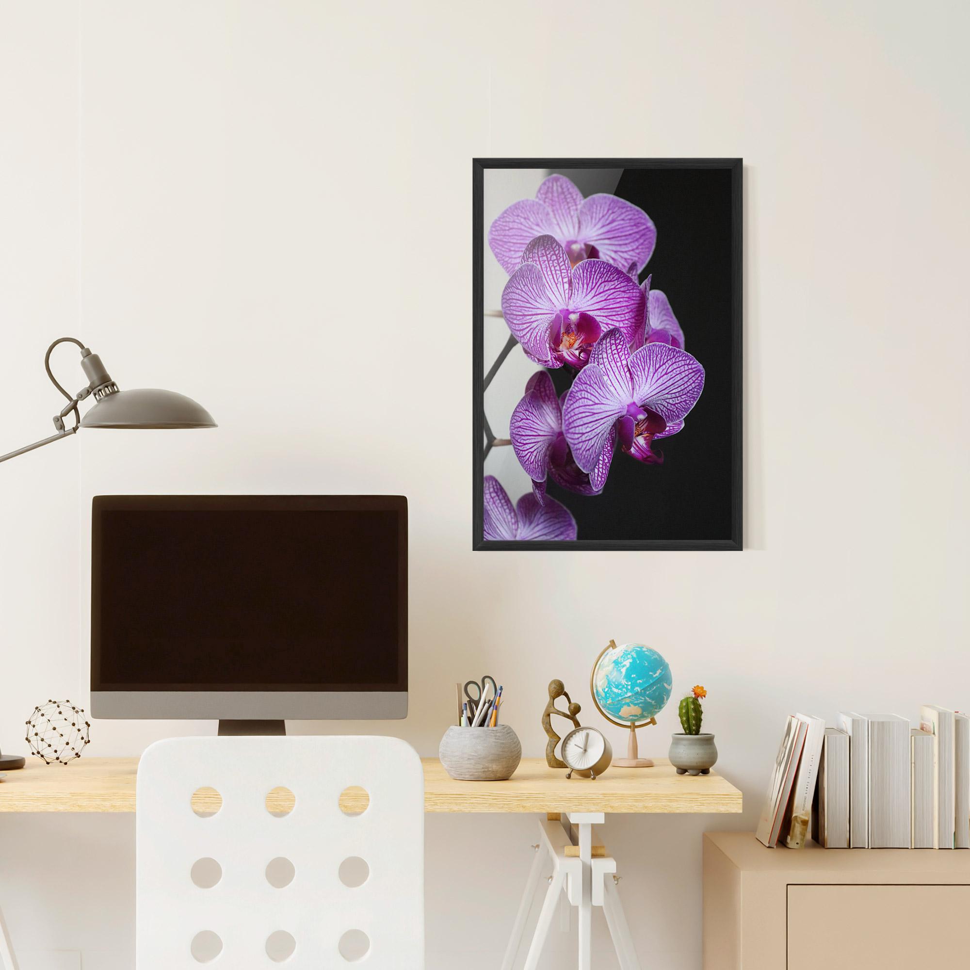 Gerahmte Poster Purple Orchid On Black mockup 6
