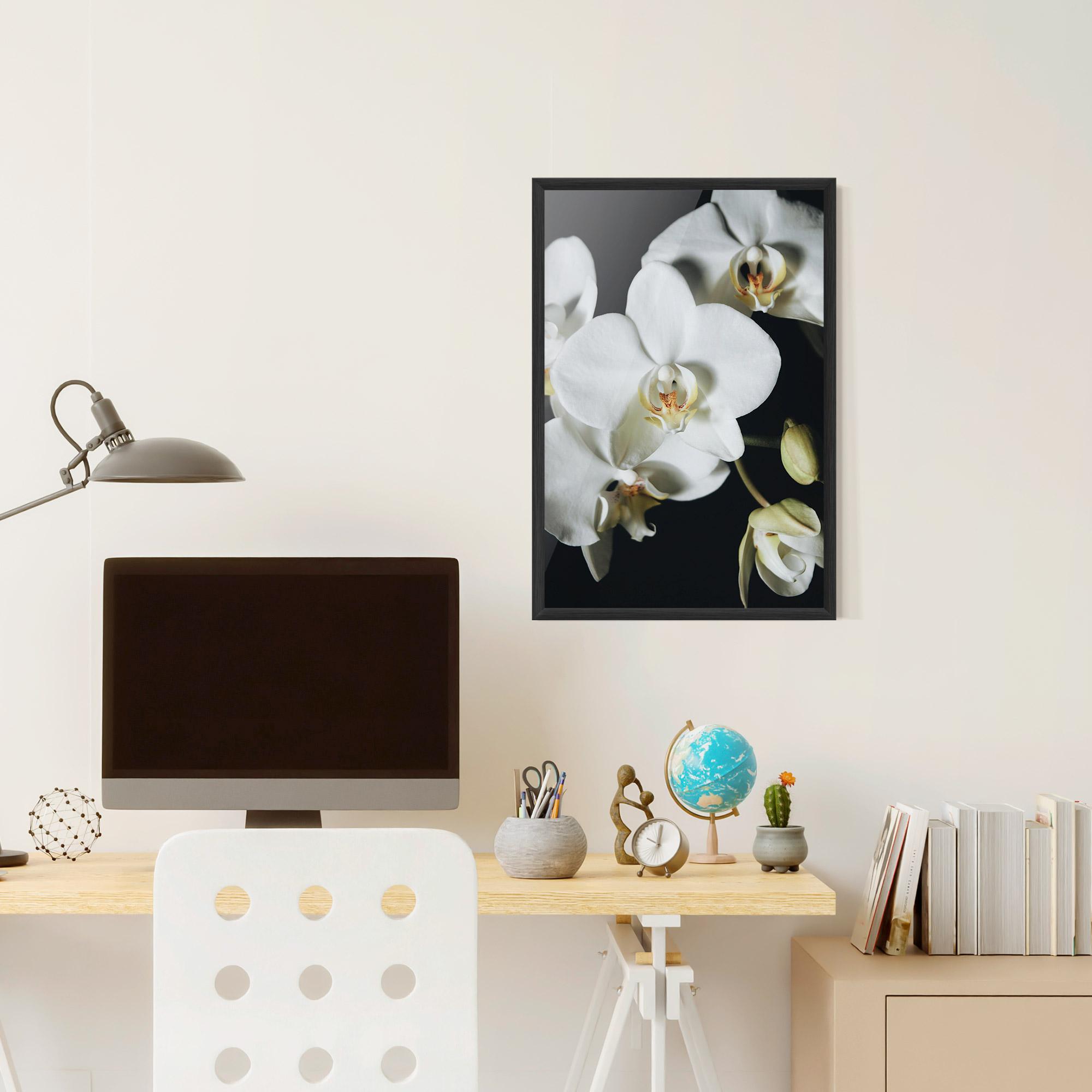 Gerahmte Poster White Orchid On Black mockup 6