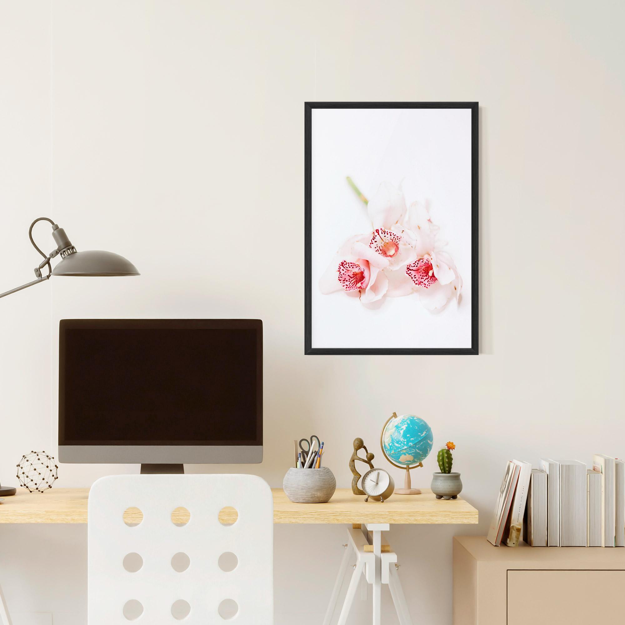 Gerahmte Poster White Orchid With Pink mockup 6