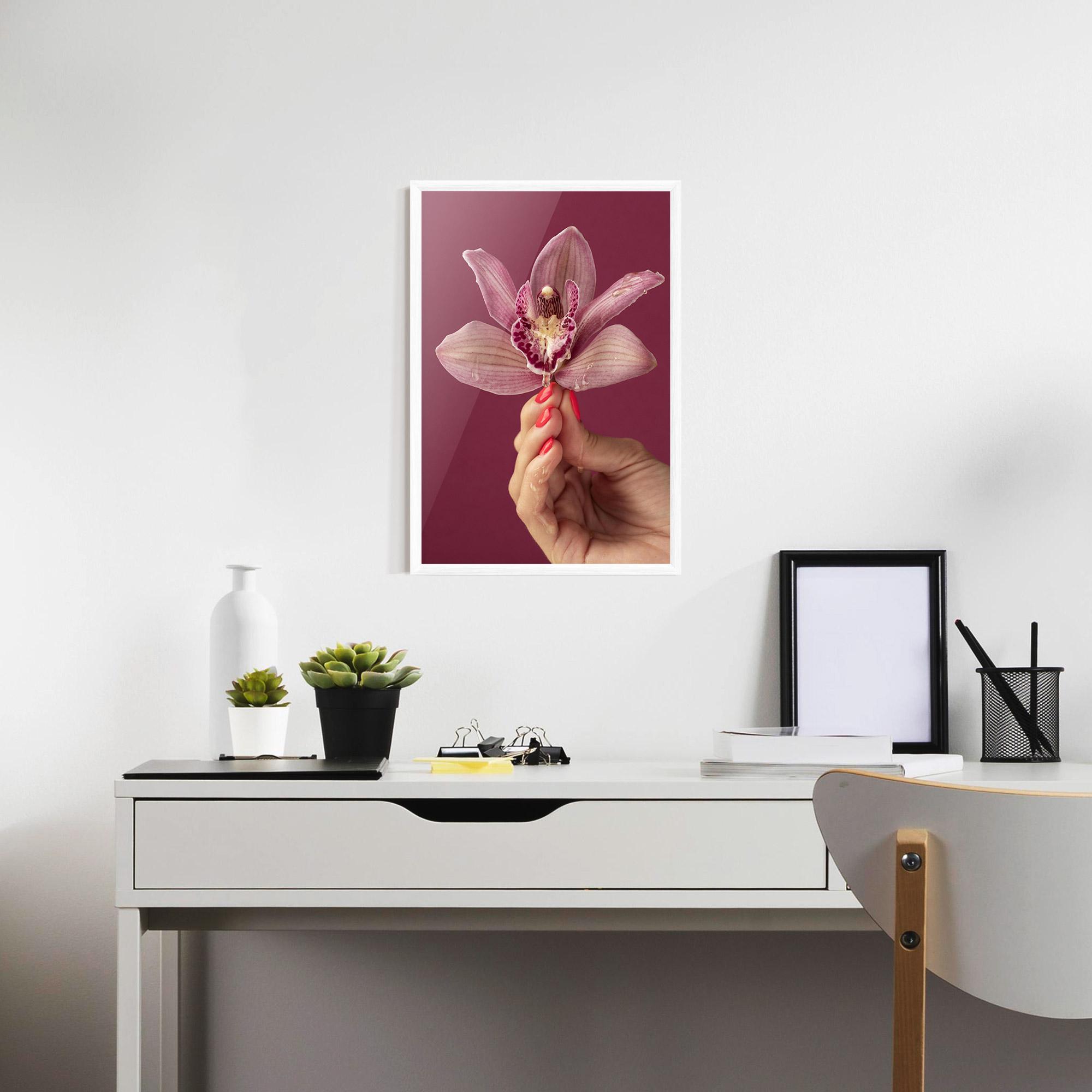 Gerahmte Poster Orchid Holding mockup 7