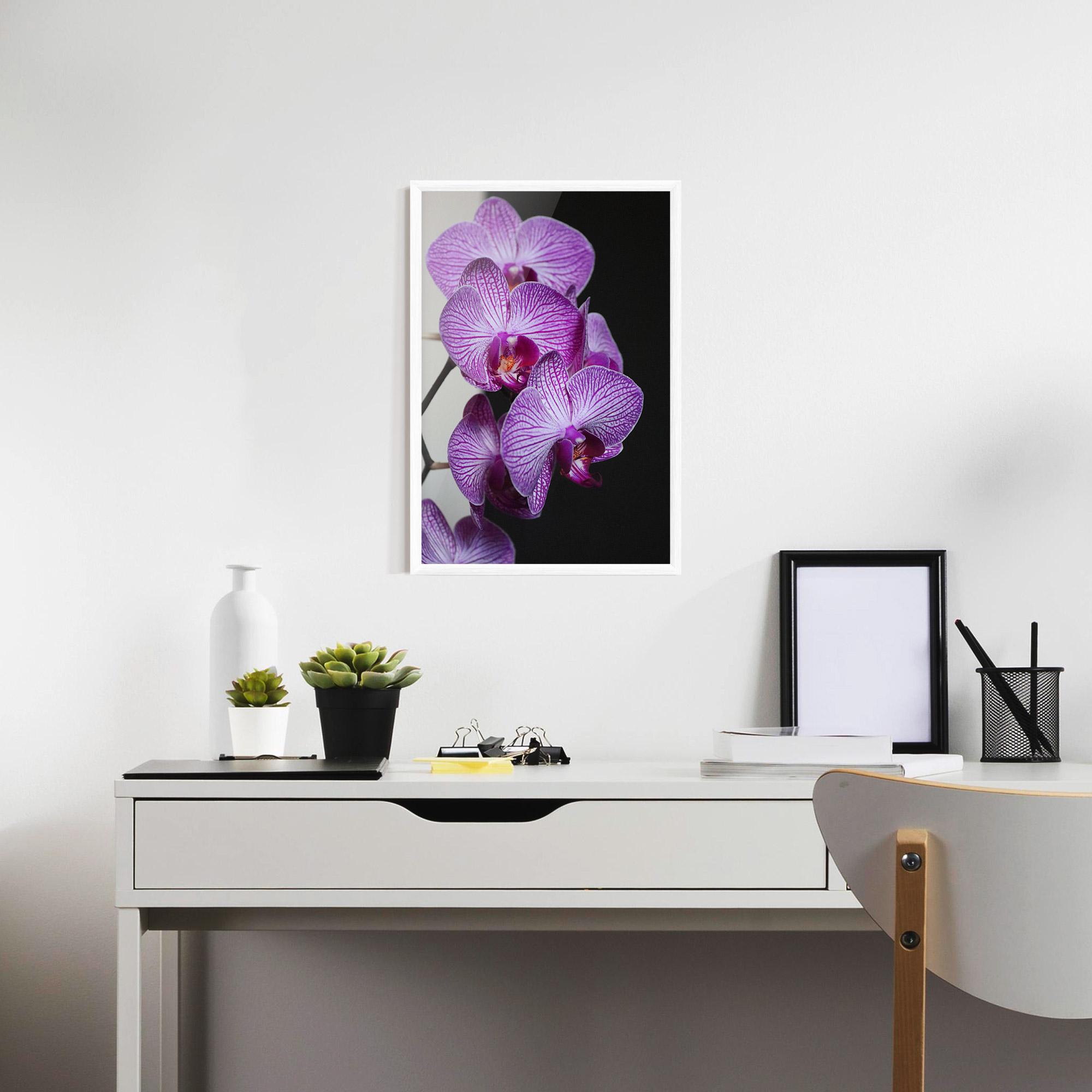 Gerahmte Poster Purple Orchid On Black mockup 7
