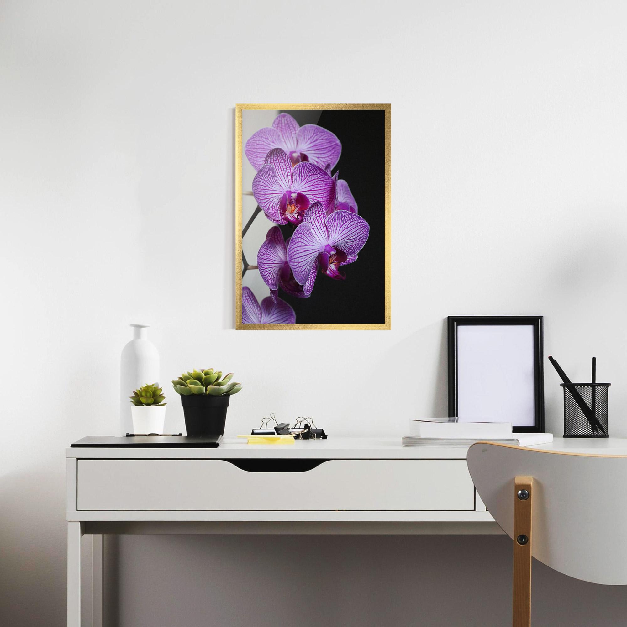 Gerahmte Poster Purple Orchid On Black mockup 7