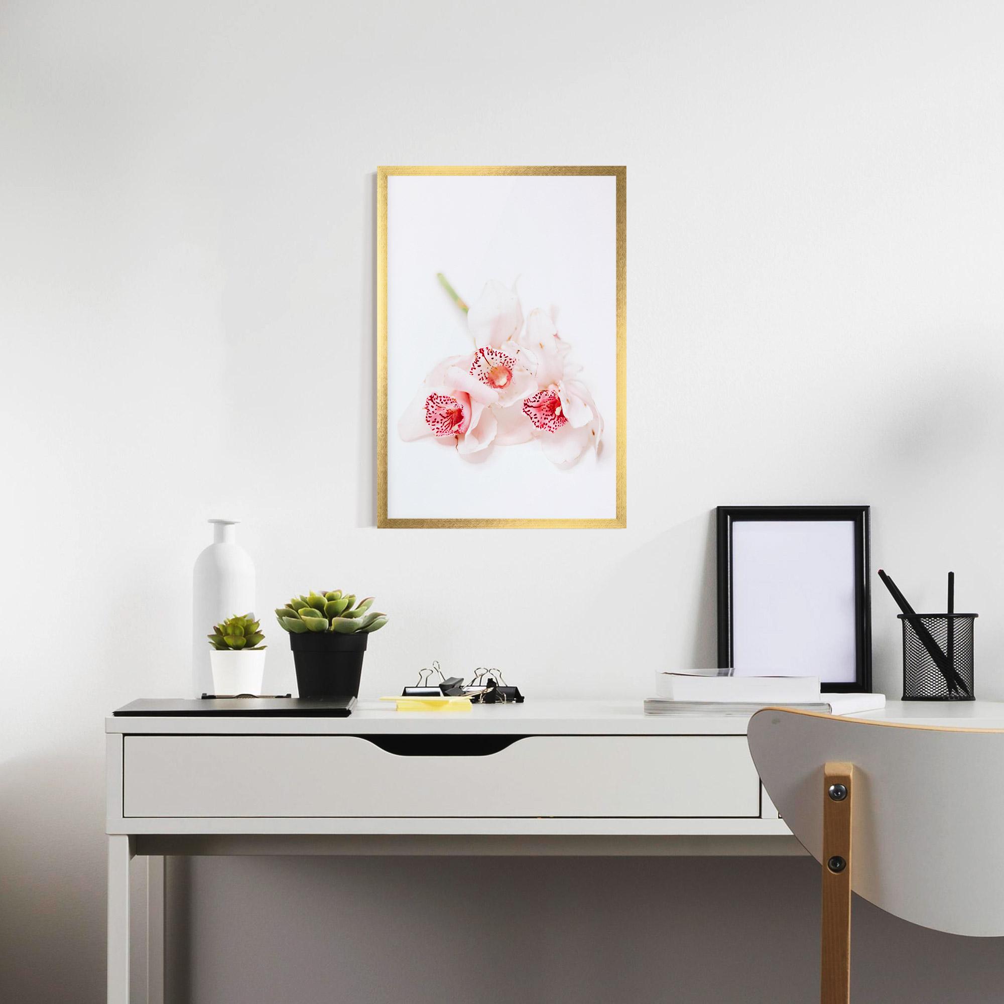 Gerahmte Poster White Orchid With Pink mockup 7
