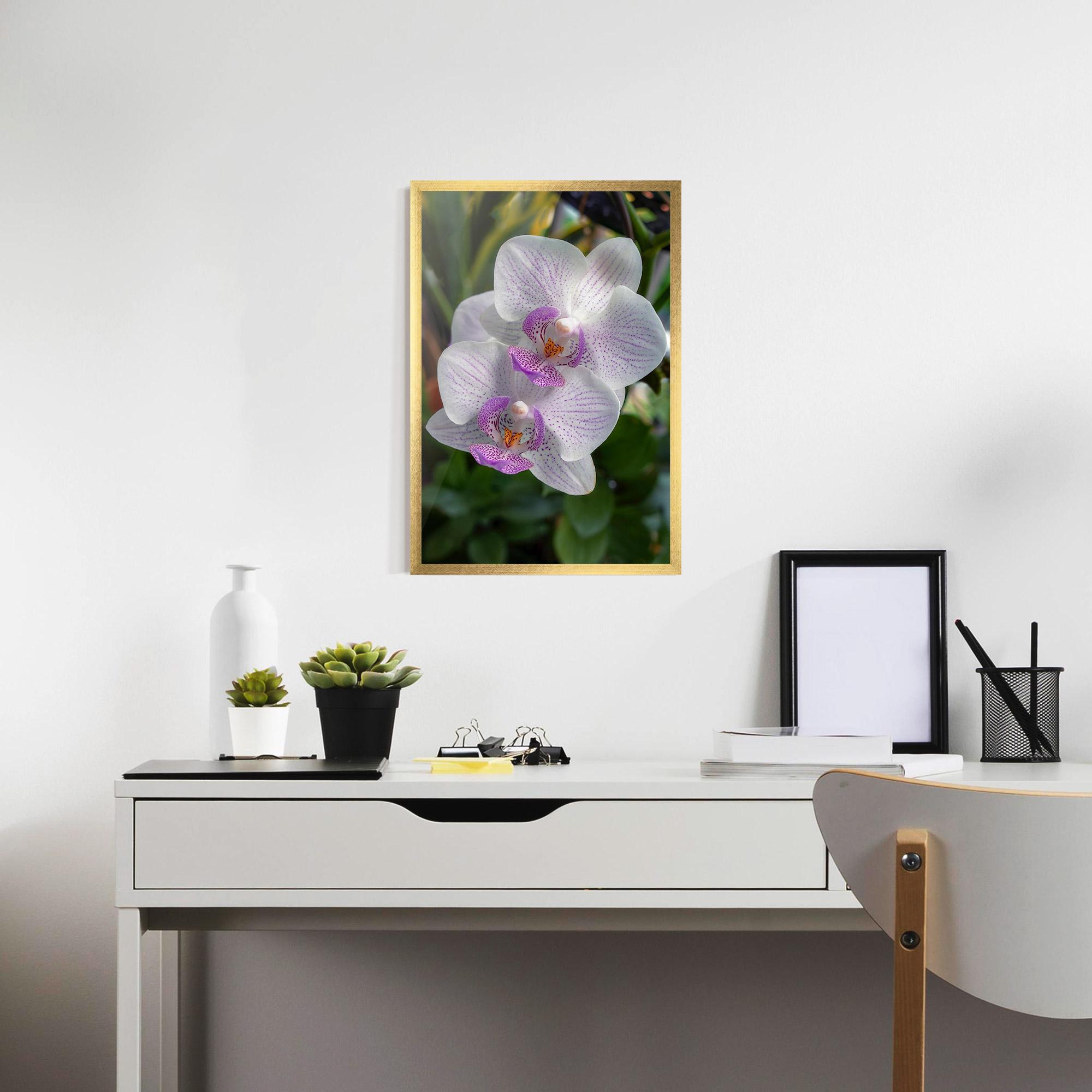 Gerahmte Poster White Orchids mockup 7