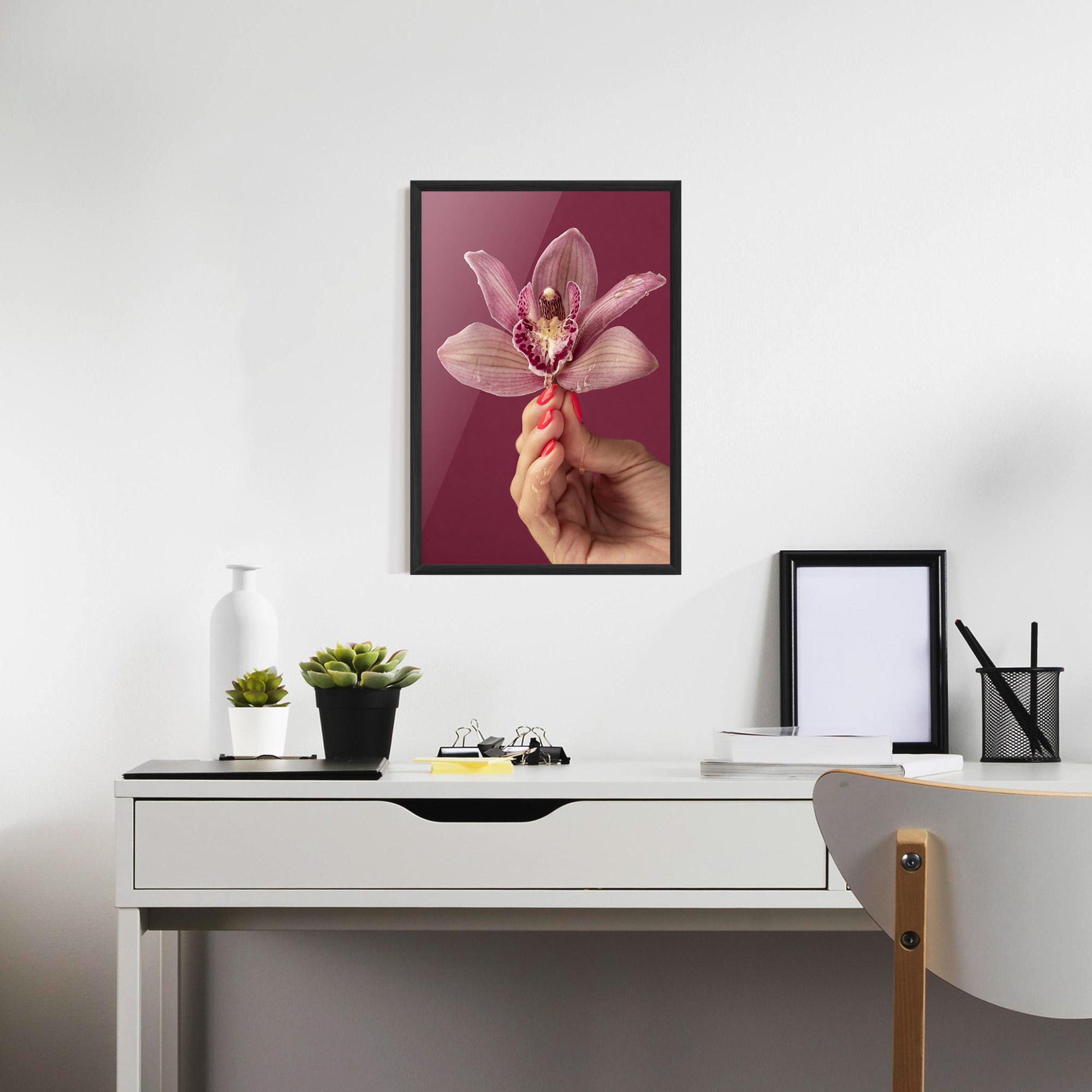 Gerahmte Poster Orchid Holding mockup 7