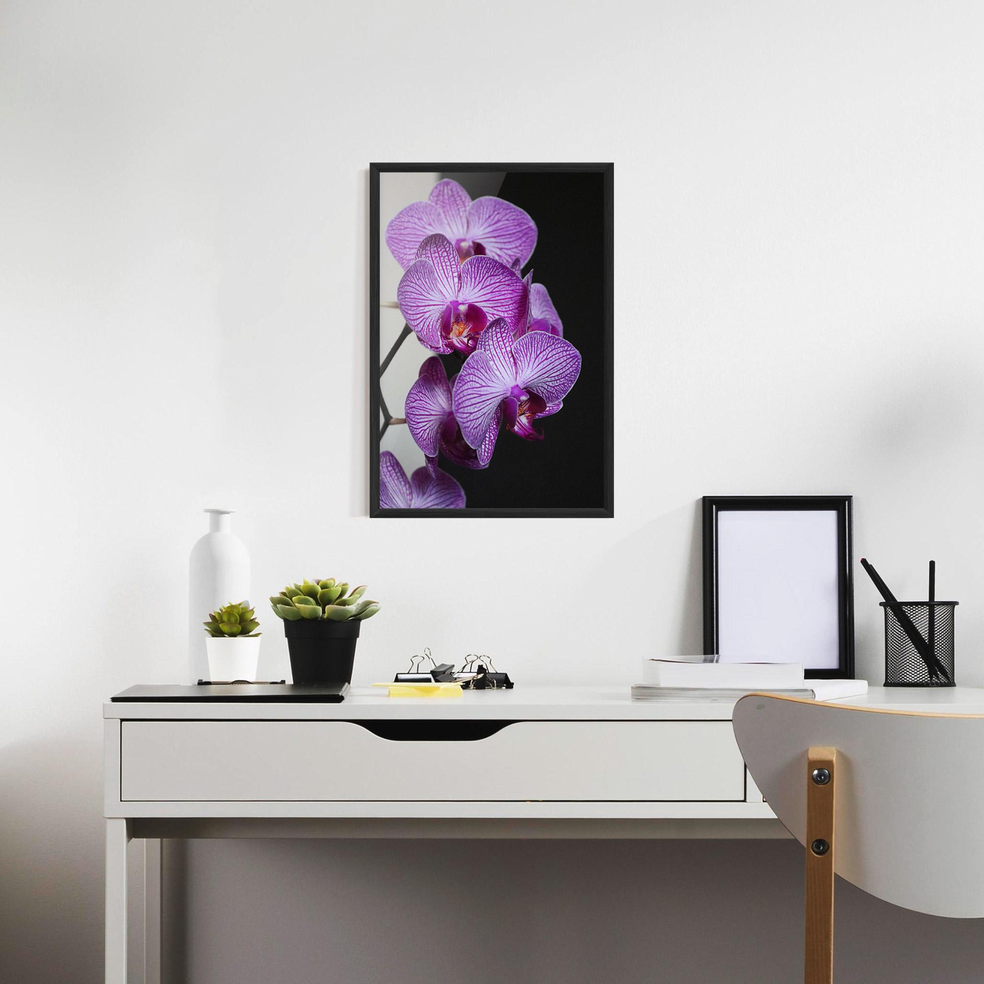 Gerahmte Poster Purple Orchid On Black mockup 7