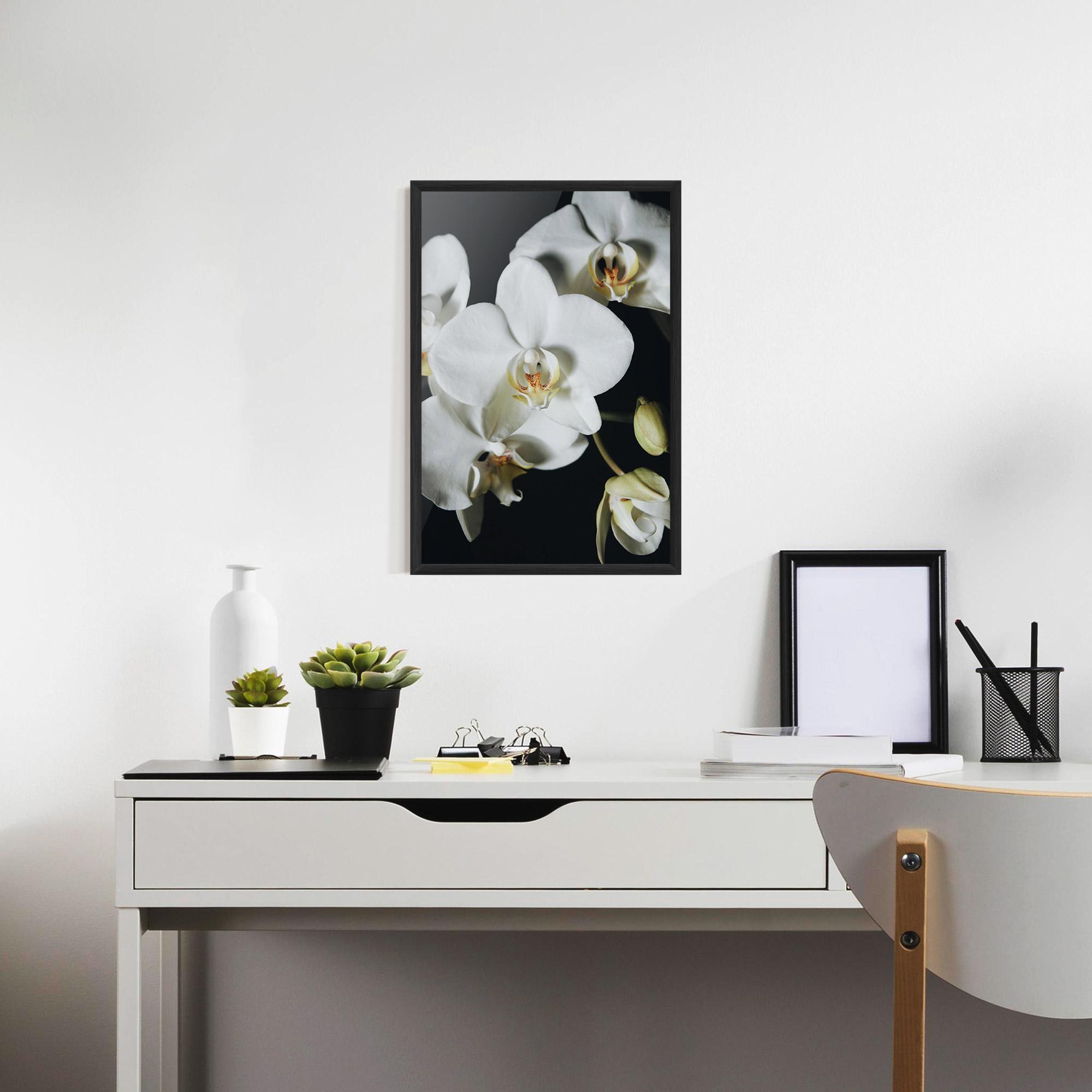 Gerahmte Poster White Orchid On Black mockup 7