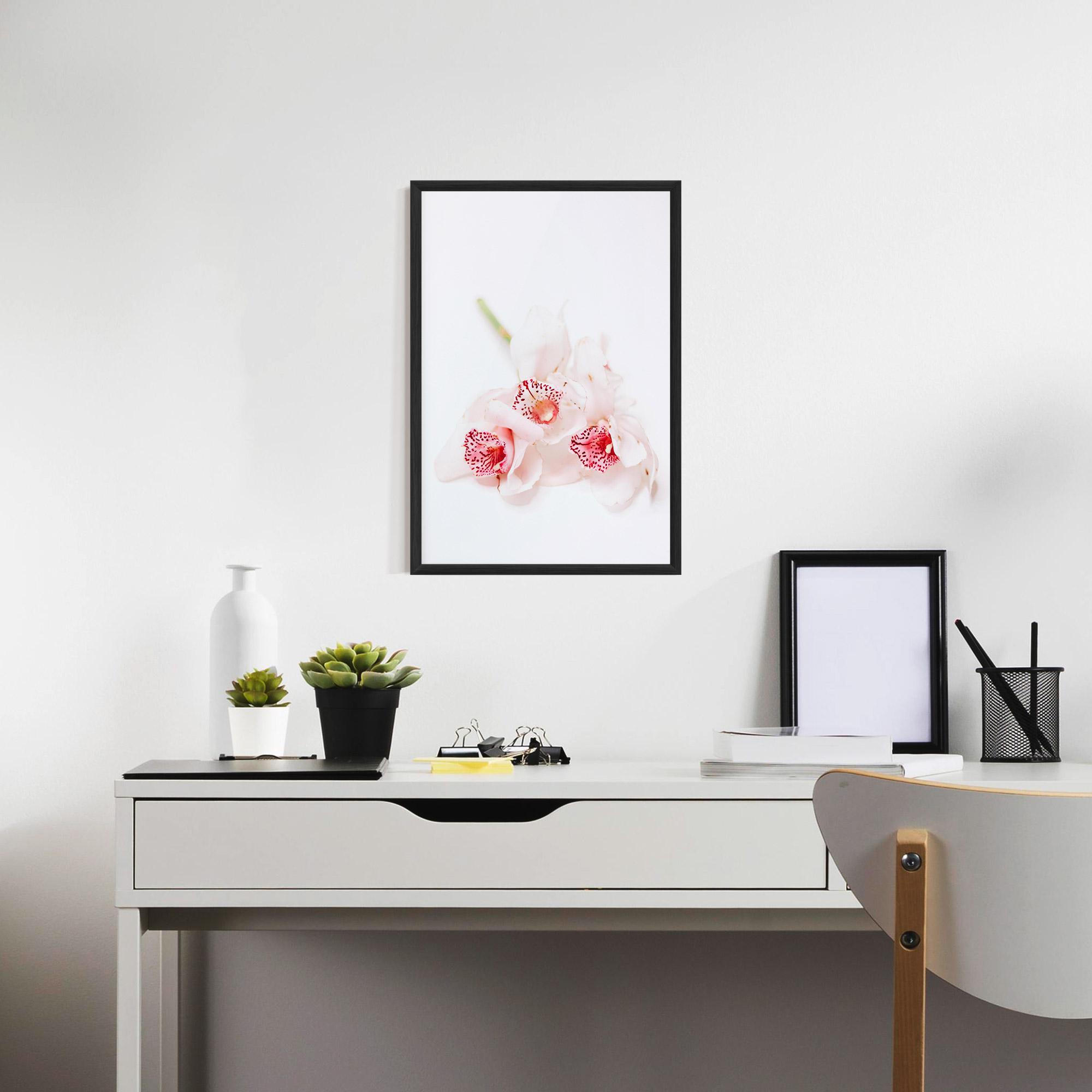 Gerahmte Poster White Orchid With Pink mockup 7