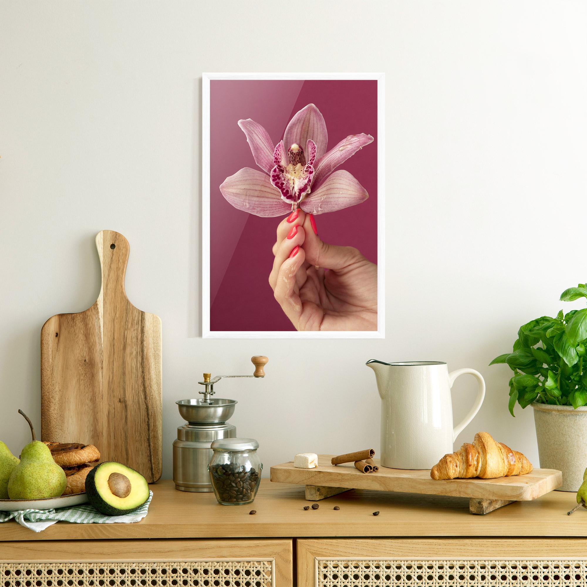 Gerahmte Poster Orchid Holding mockup 8