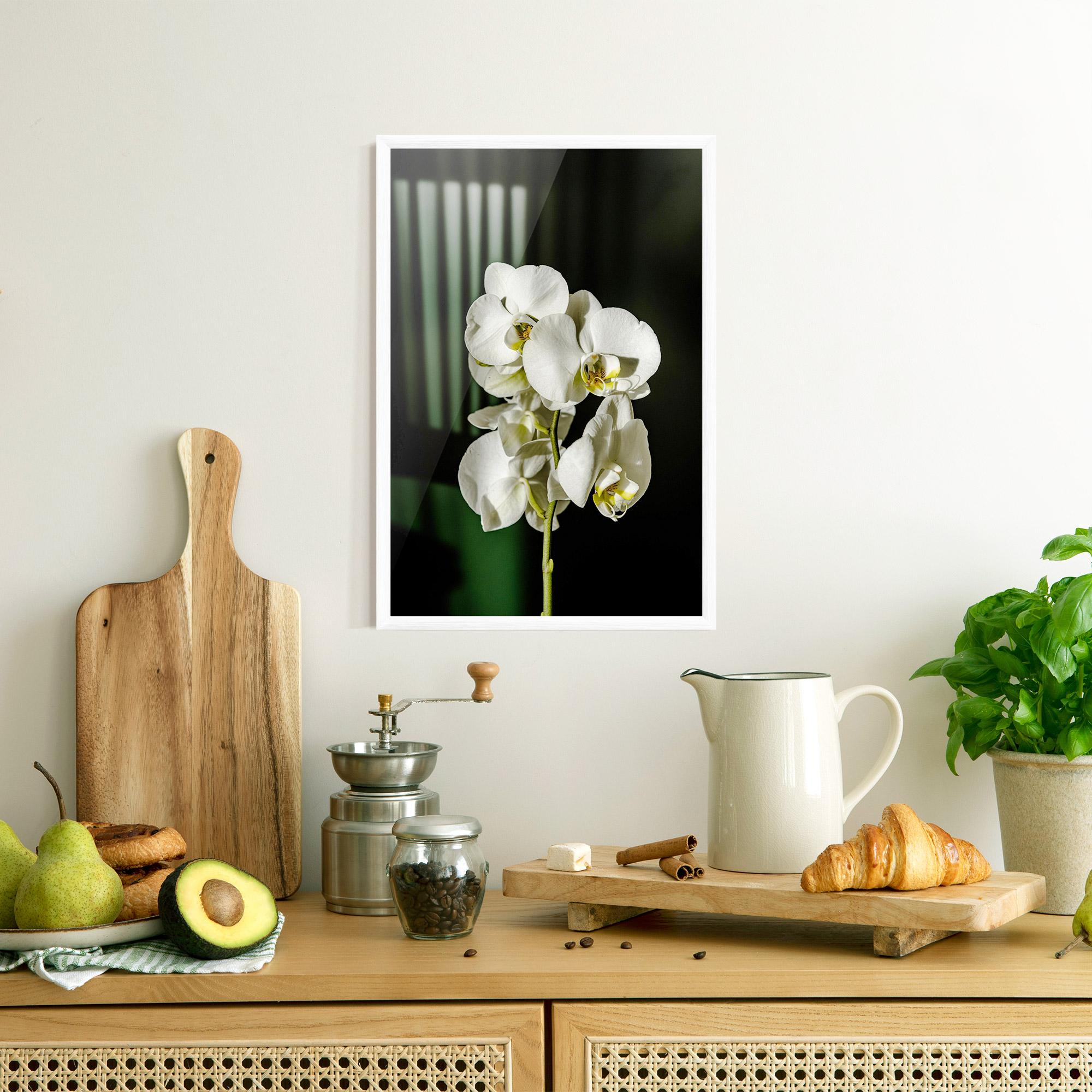 Gerahmte Poster Orchid On Green mockup 8