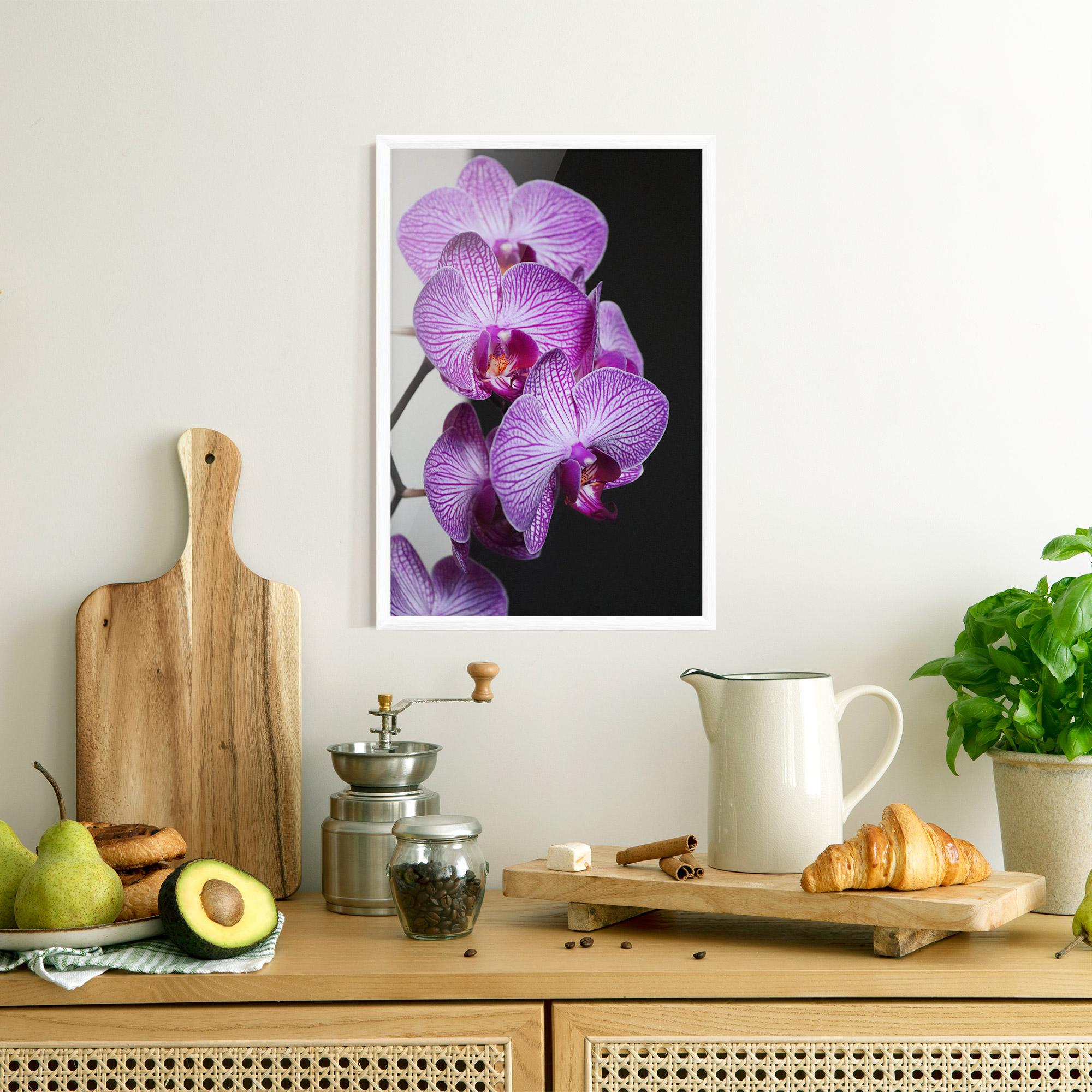 Gerahmte Poster Purple Orchid On Black mockup 8