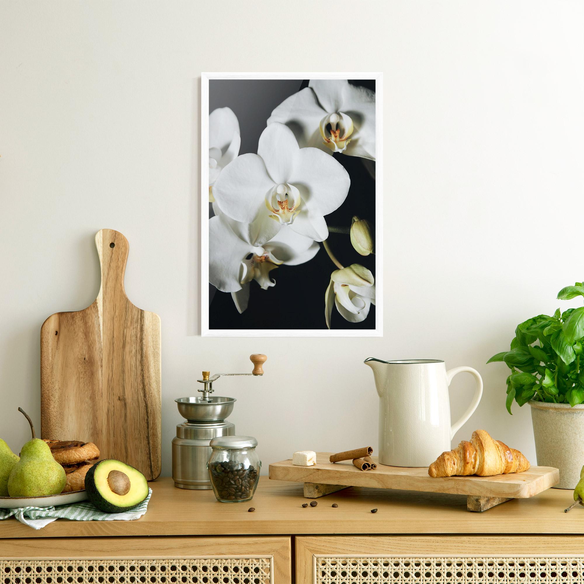 Gerahmte Poster White Orchid On Black mockup 8