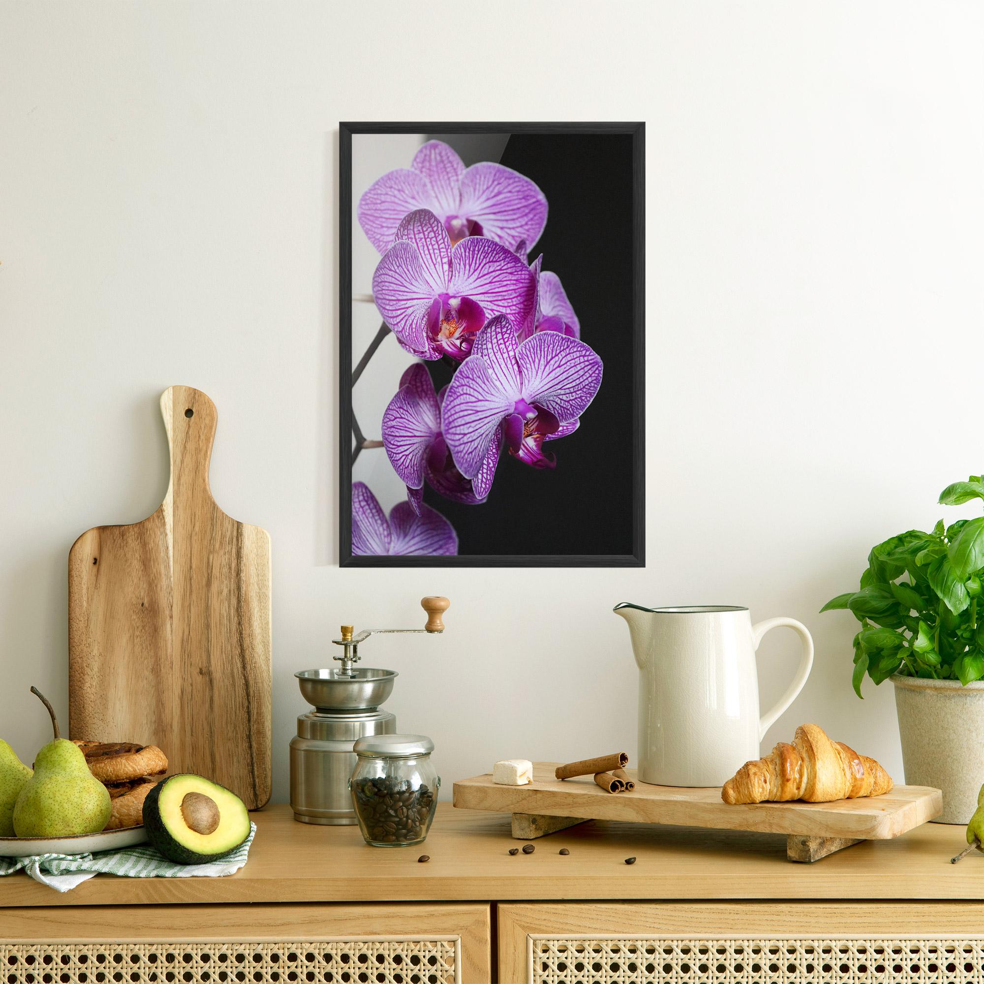 Gerahmte Poster Purple Orchid On Black mockup 8