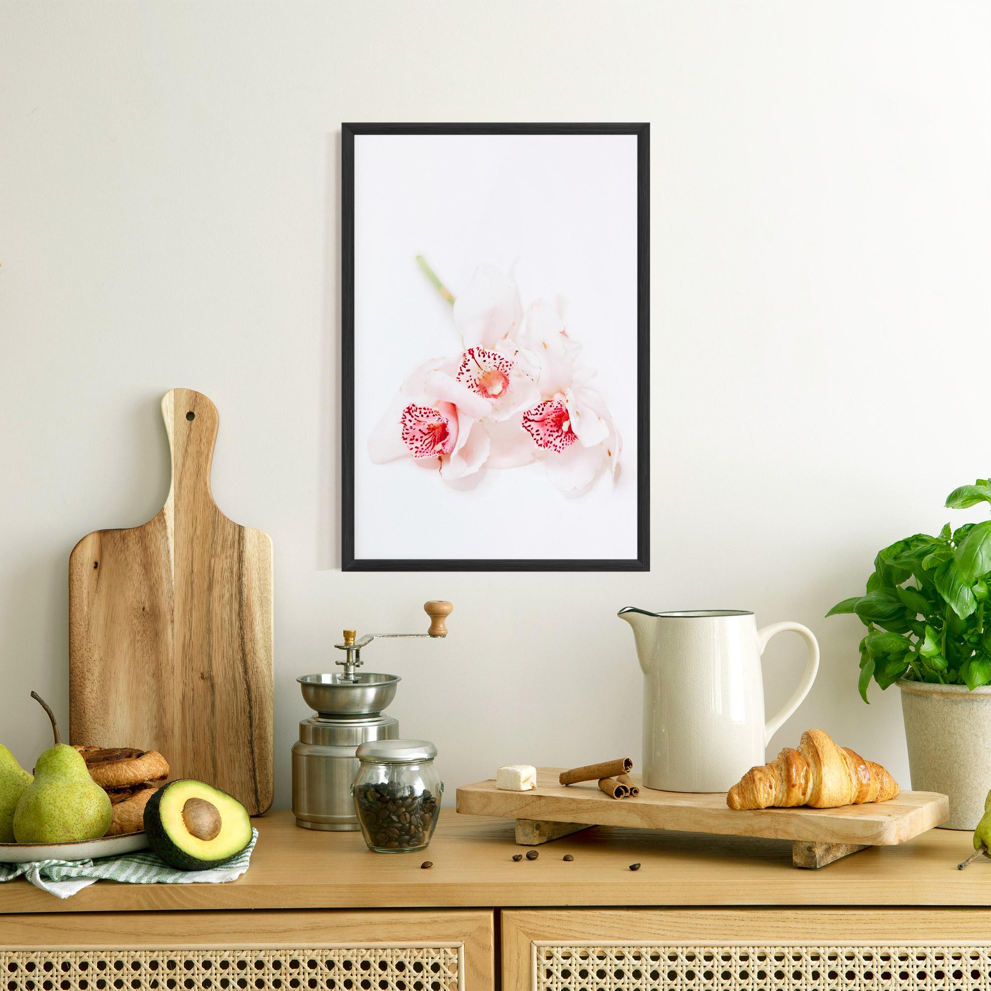 Gerahmte Poster White Orchid With Pink mockup 8