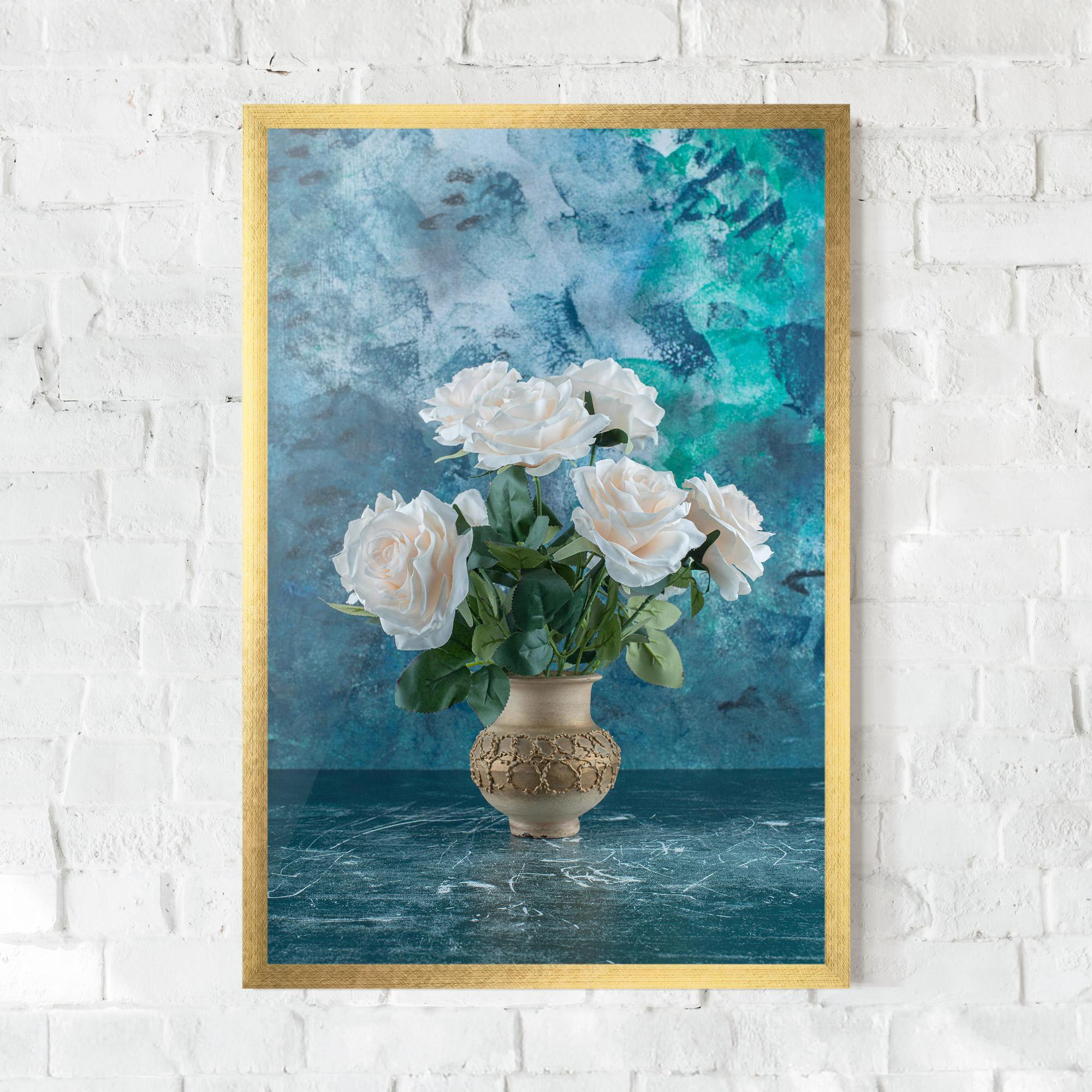 Gerahmte Poster White Roses On Blue mockup 0