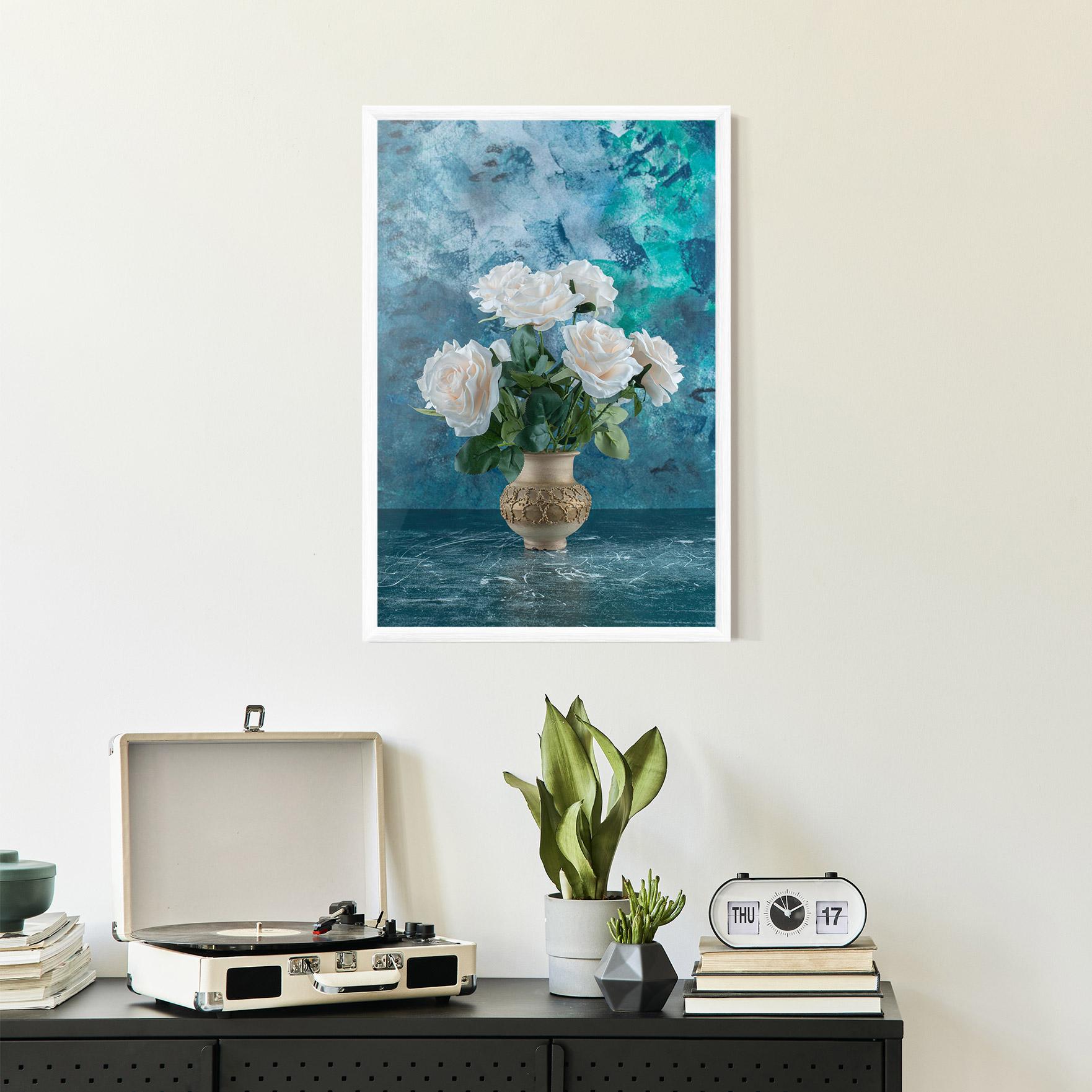 Gerahmte Poster White Roses On Blue mockup 2