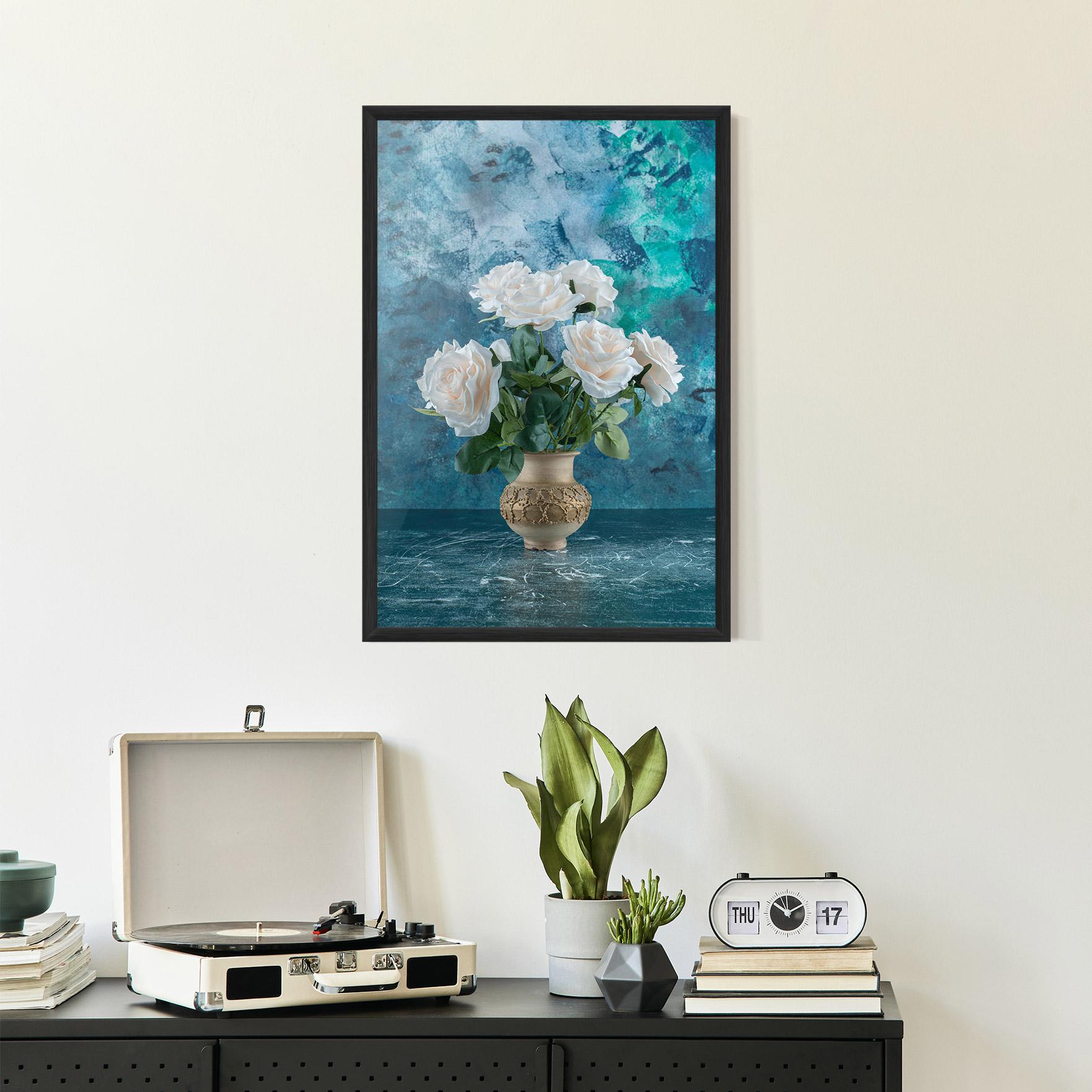 Gerahmte Poster White Roses On Blue mockup 2