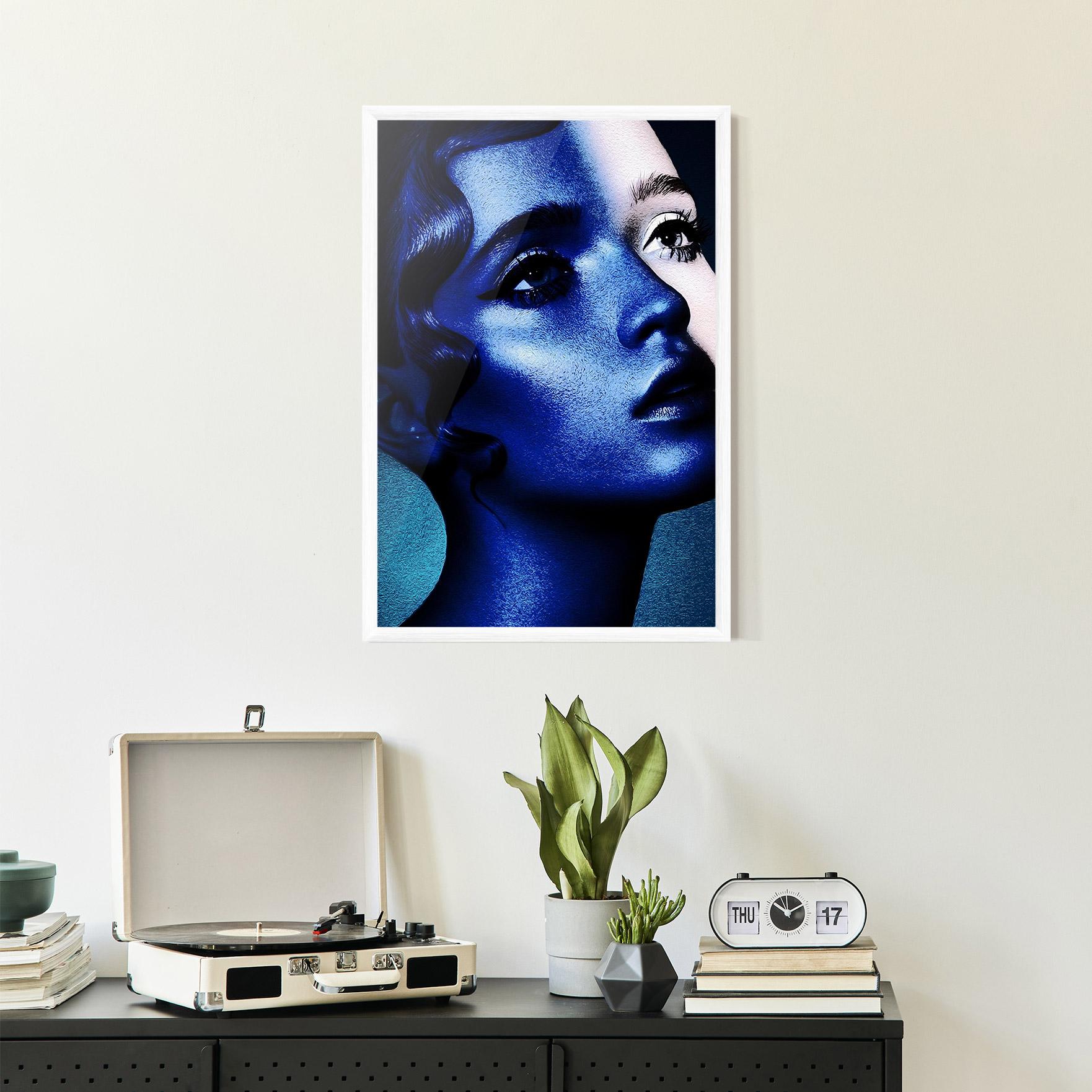 Gerahmte Poster Blue White Face Art mockup 2